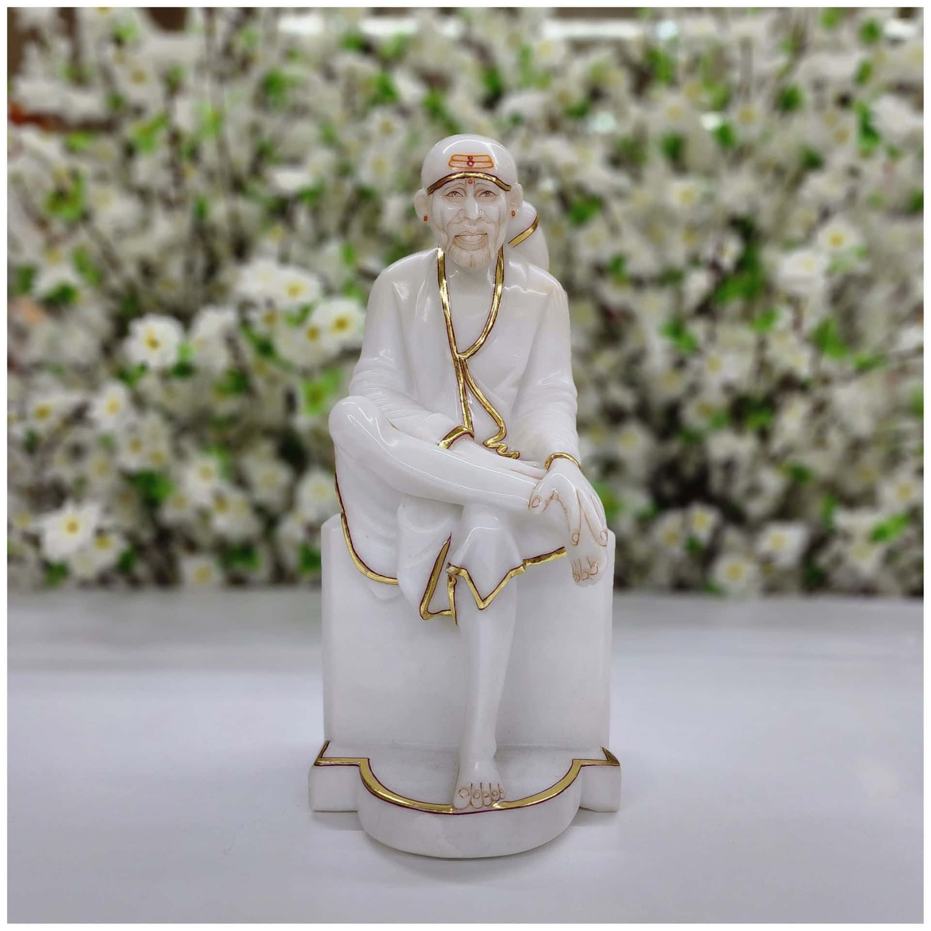 Immaginedella Statuetta Di Sai Baba In Oro Bianco.