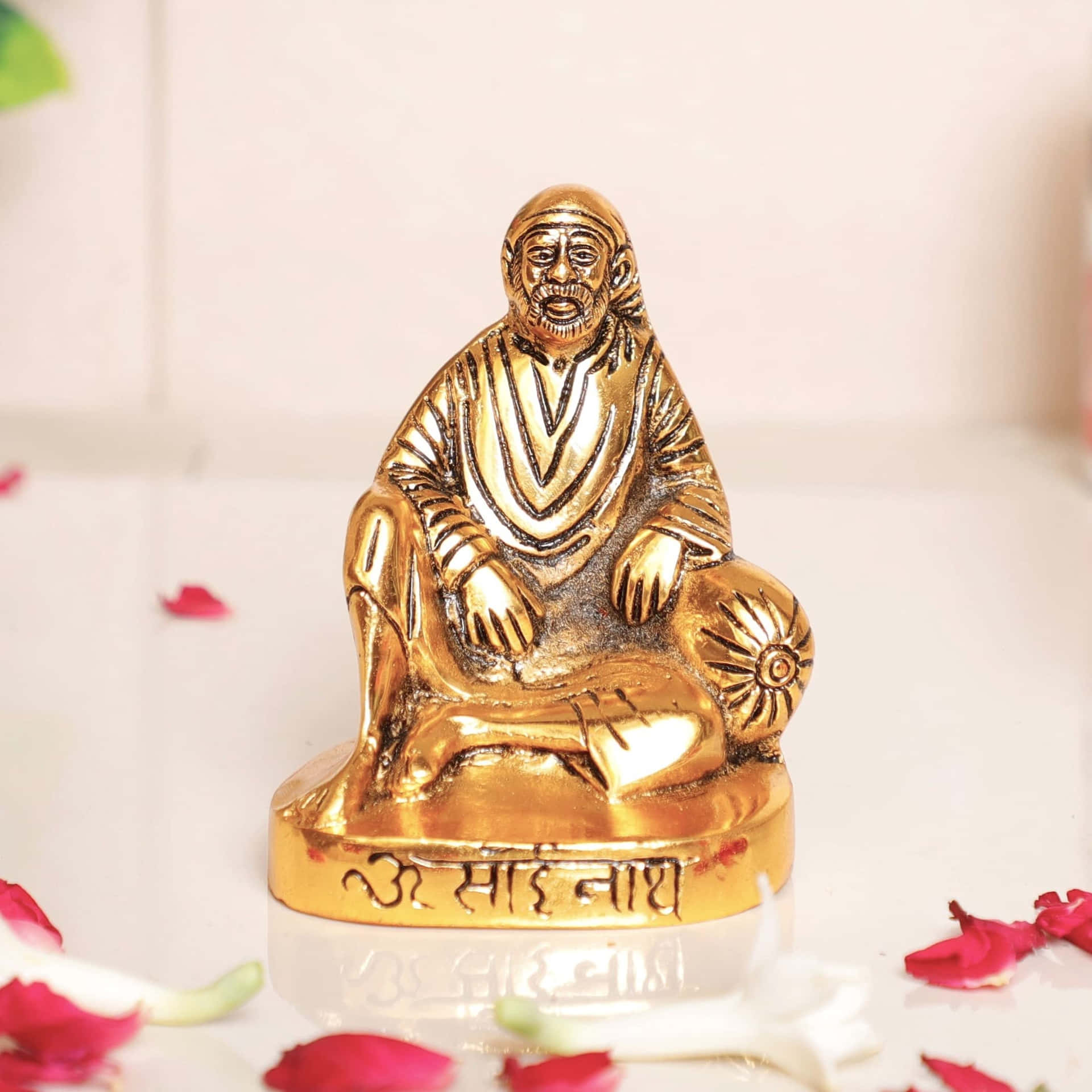 Immaginedi Fiori Petali Con Statuetta Di Sai Baba.