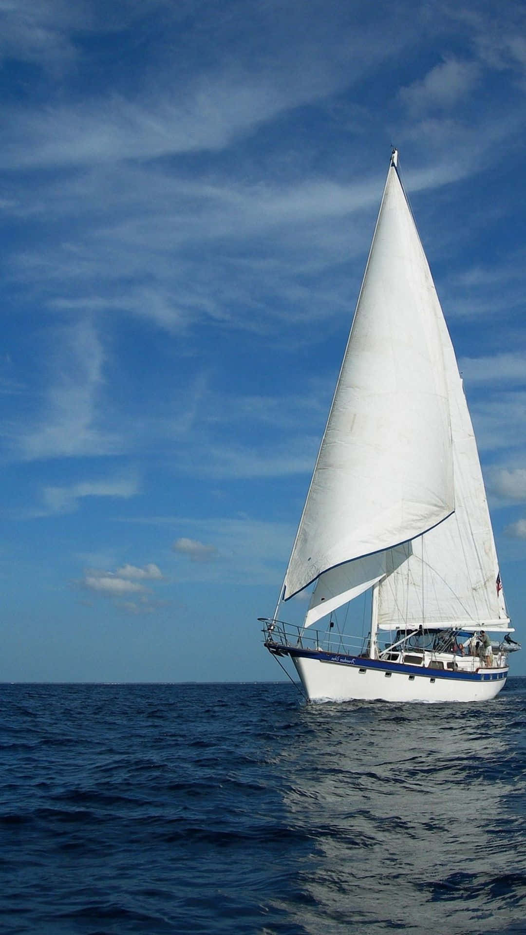 Godendodella Calma Atmosfera Del Mare Aperto Con Una Barca A Vela
