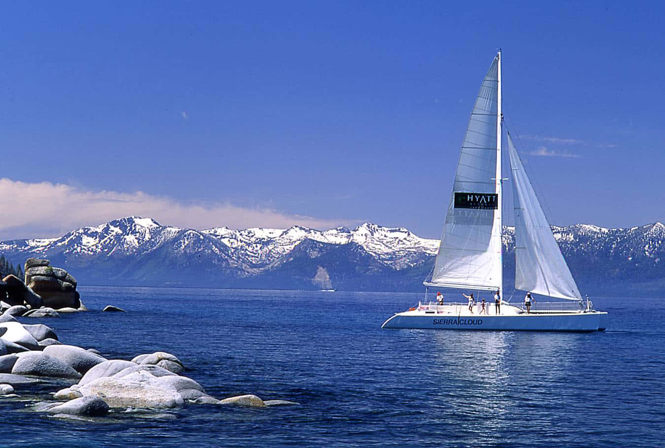 Respirael Aire Fresco Mientras Disfrutas De Un Hermoso Paseo En Barco Bajo El Sol.