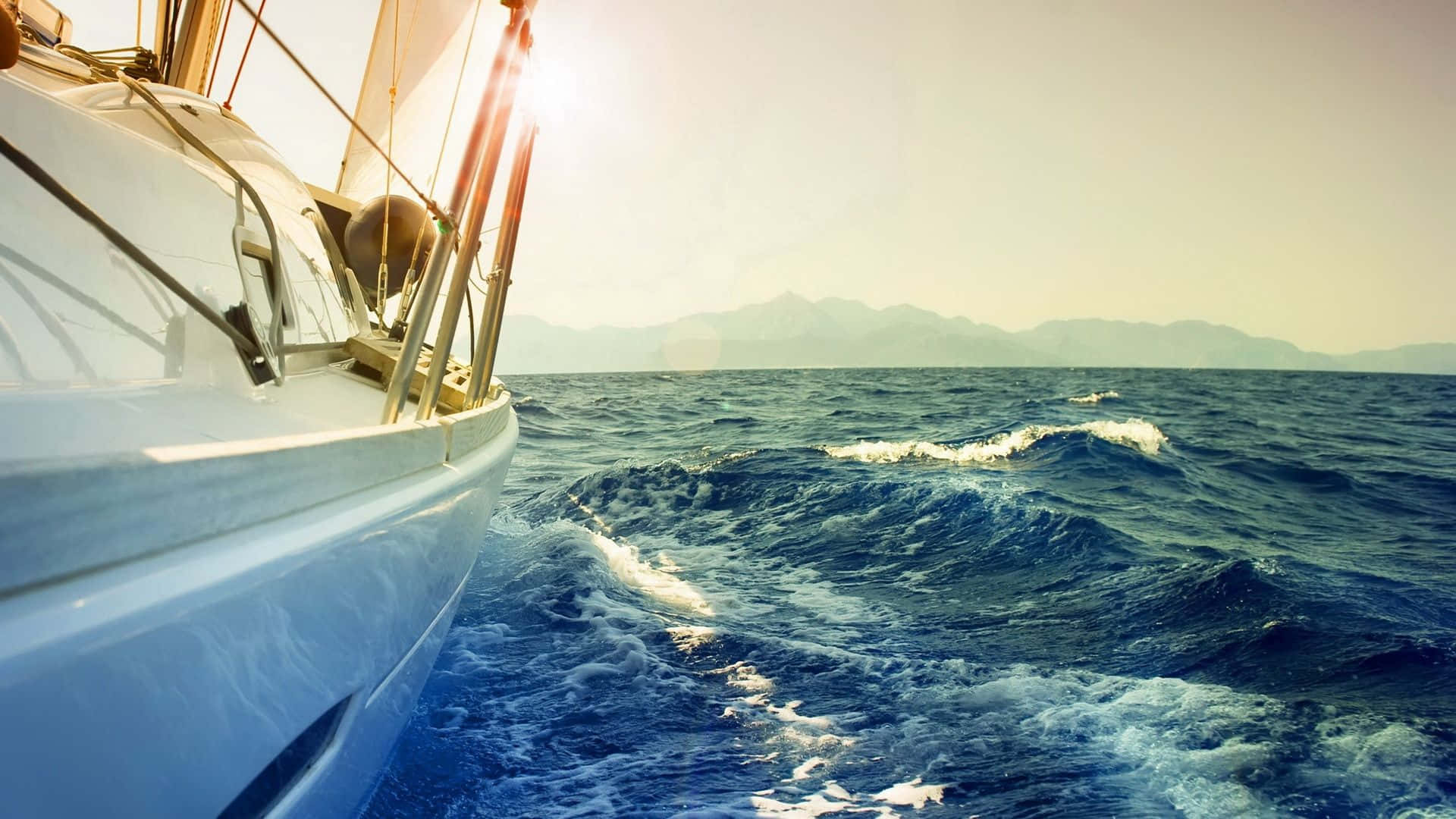 Et billede af en sejlbåd, som nyder en fredfyldt rejse på det åbne hav.