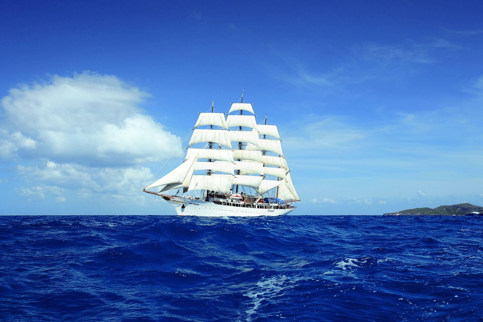 Navegandoen El Mar En Un Crucero En El Barco Sea Cloud. Fondo de pantalla