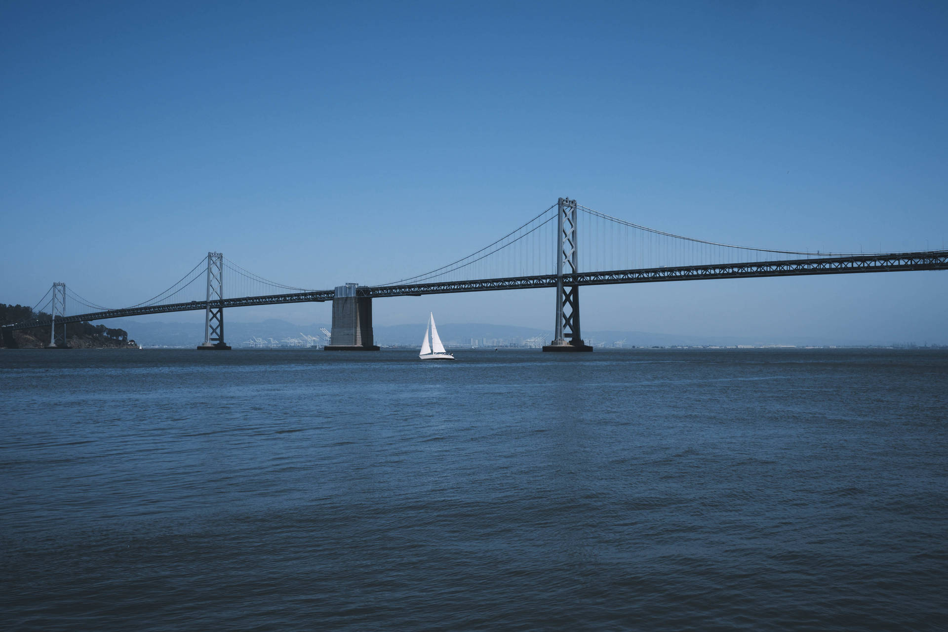 Navegandobajo El Puente De La Bahía De Oakland. Fondo de pantalla