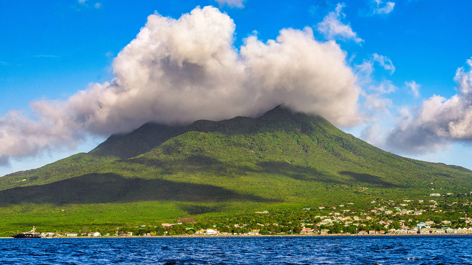 Saintkitts Und Nevis Wolkenbedeckter Berg Wallpaper