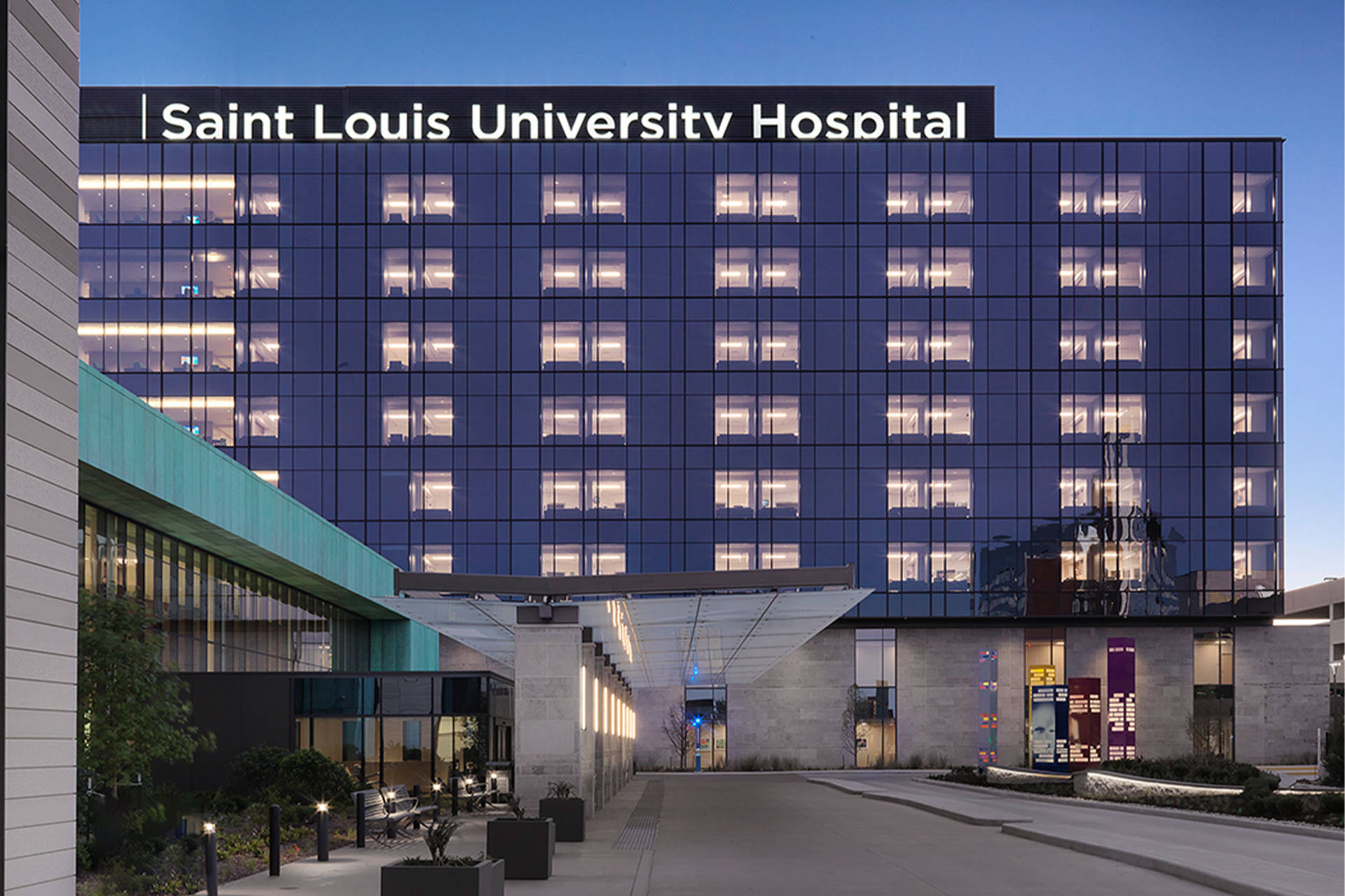 Fachadafrontal Del Hospital De La Universidad De Saint Louis Fondo de pantalla