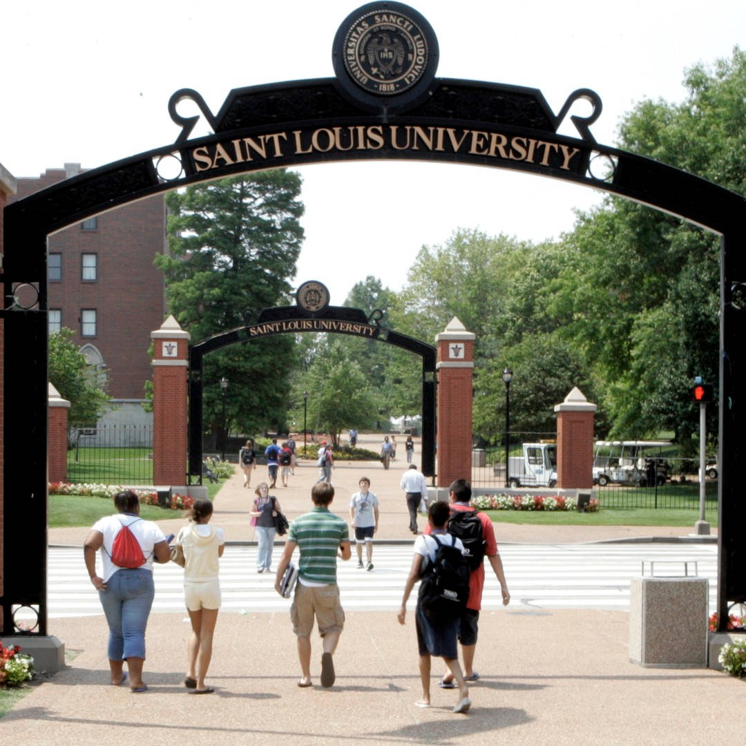 Estudiantesde La Universidad De Saint Louis Bajo Los Arcos Fondo de pantalla