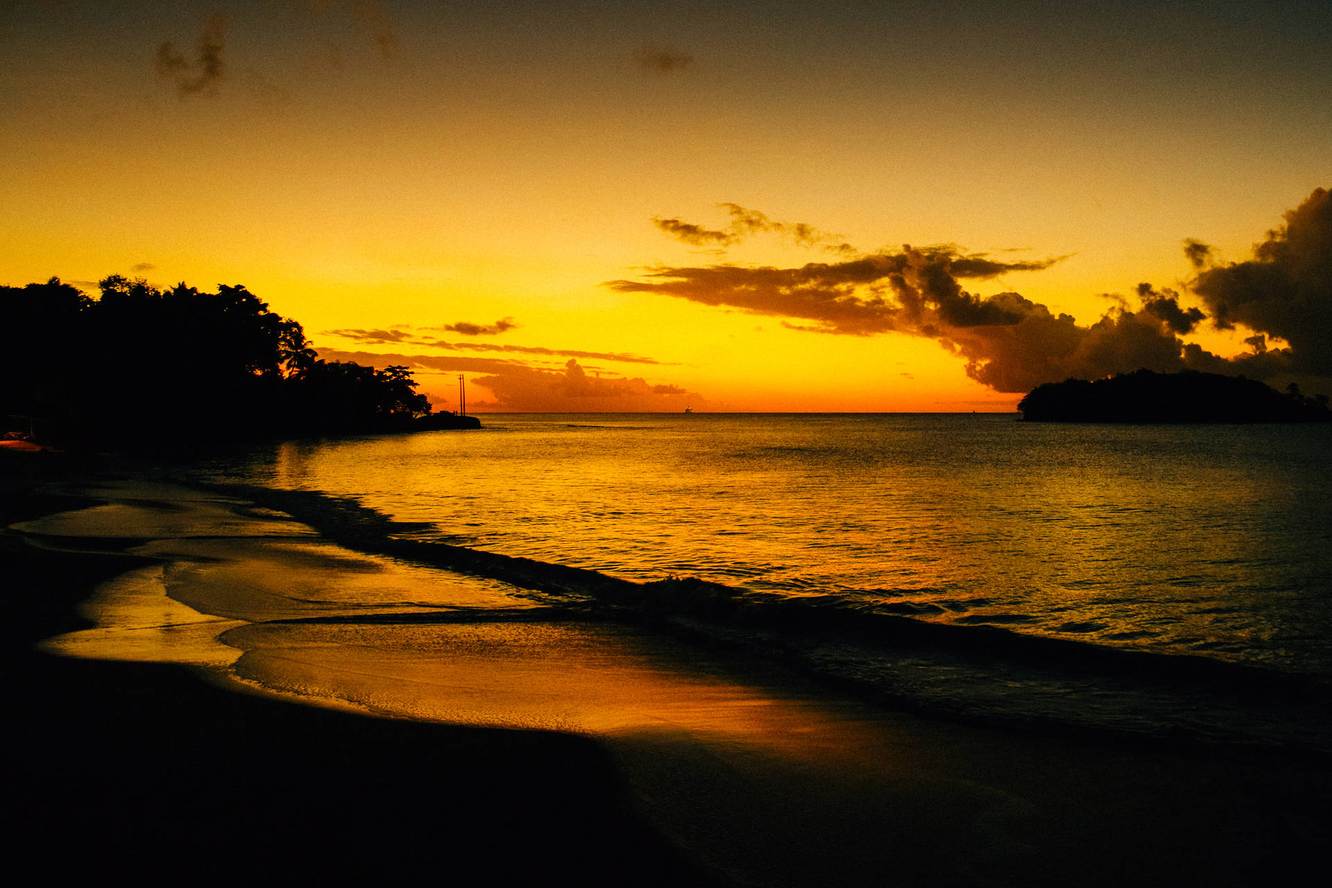 Saint Lucia Sunset In Sugar Beach Wallpaper