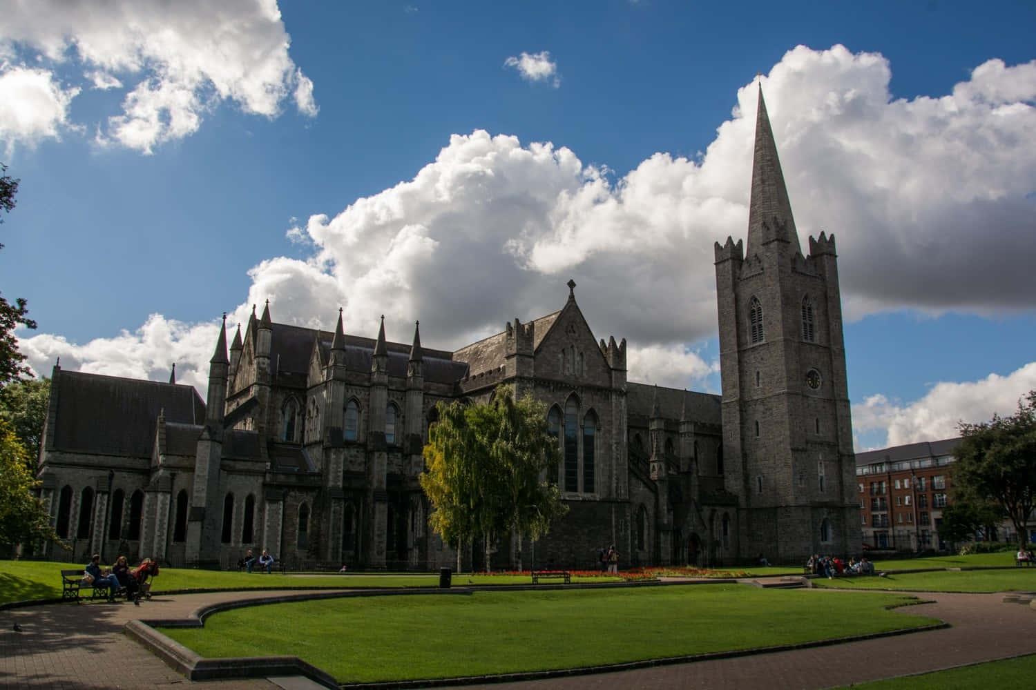 Parquede La Catedral De San Patricio En Dublín Fondo de pantalla