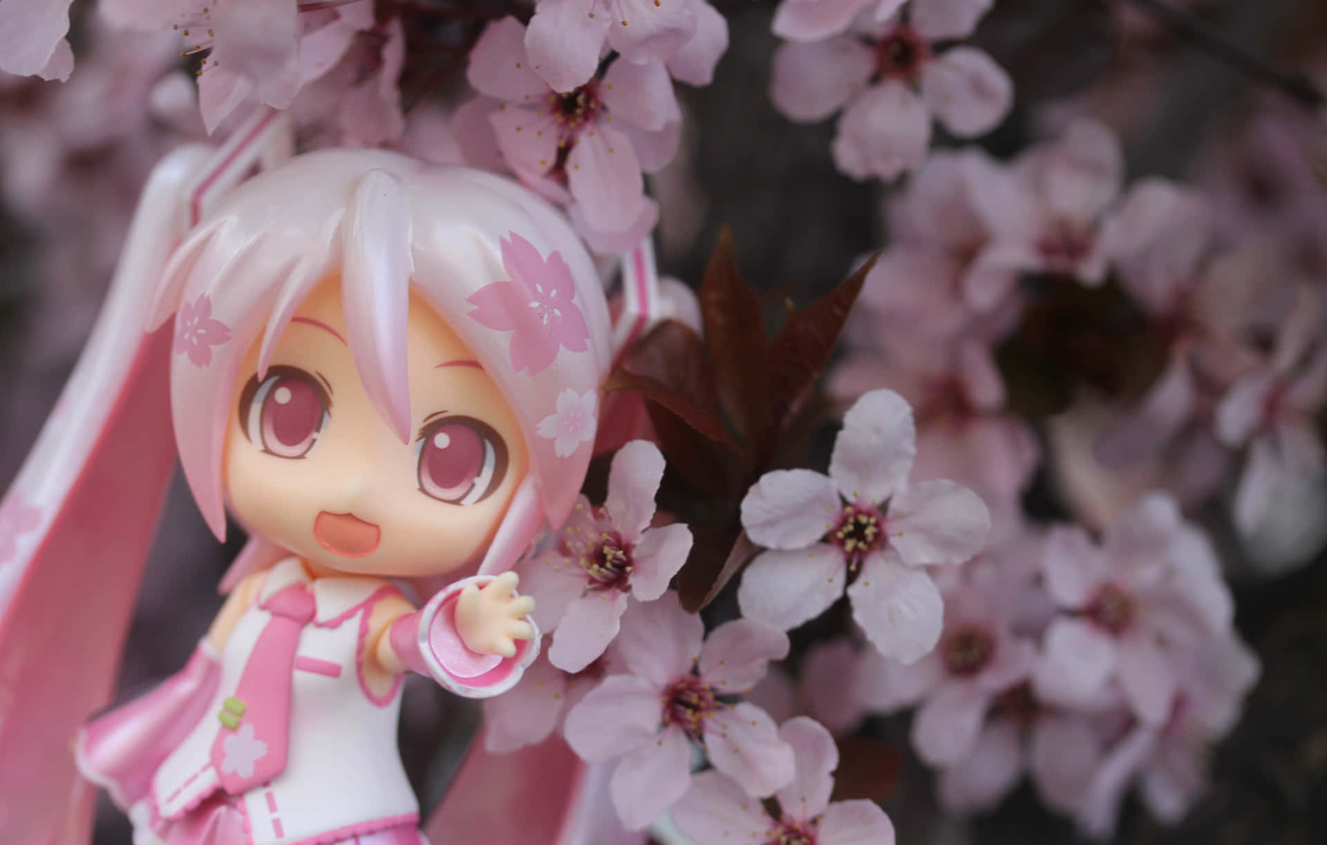 Sakuramiku Juguete Junto A Las Flores. Fondo de pantalla