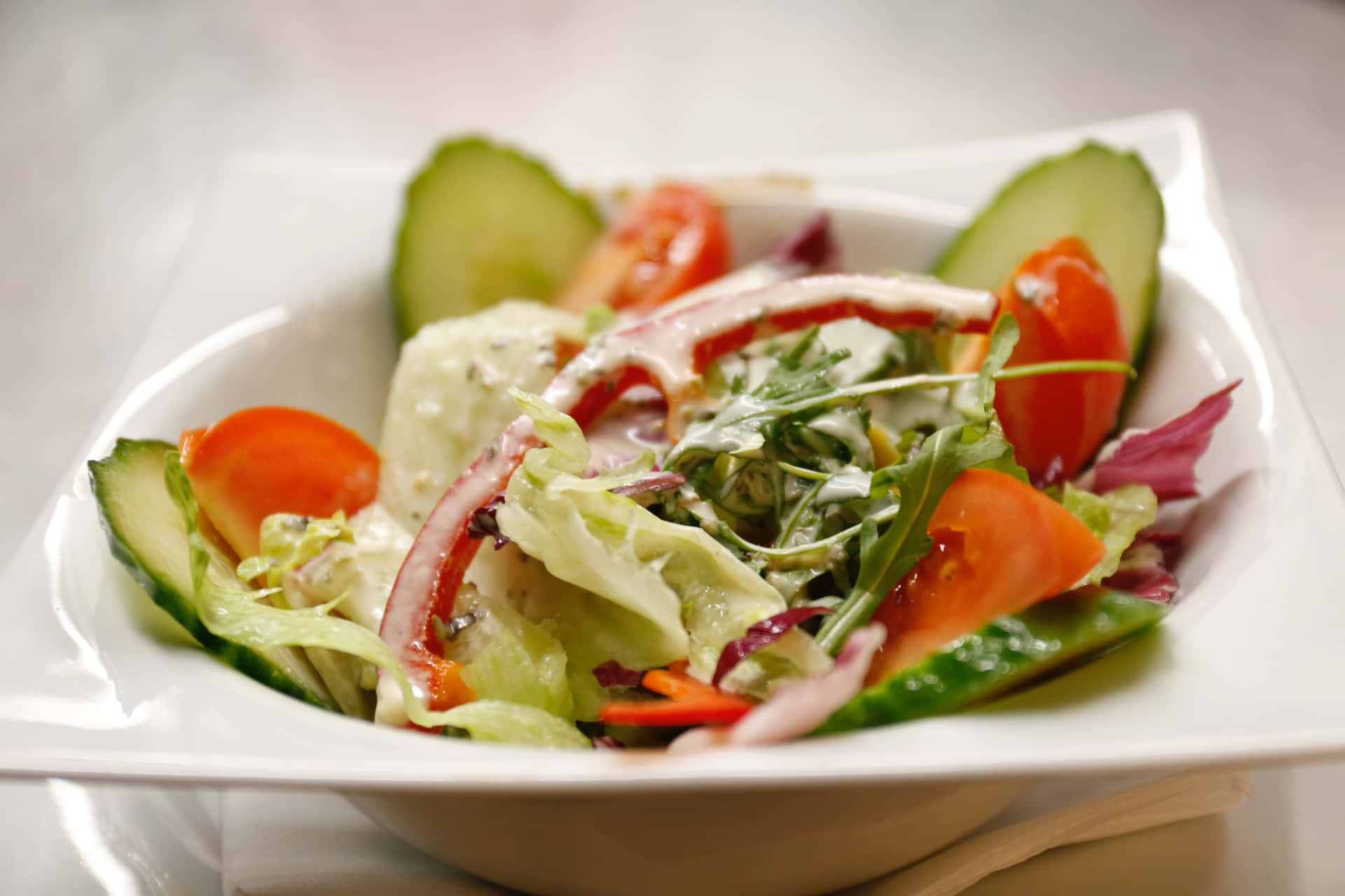 Genießeeinen Gesunden Salat Zum Mittagessen