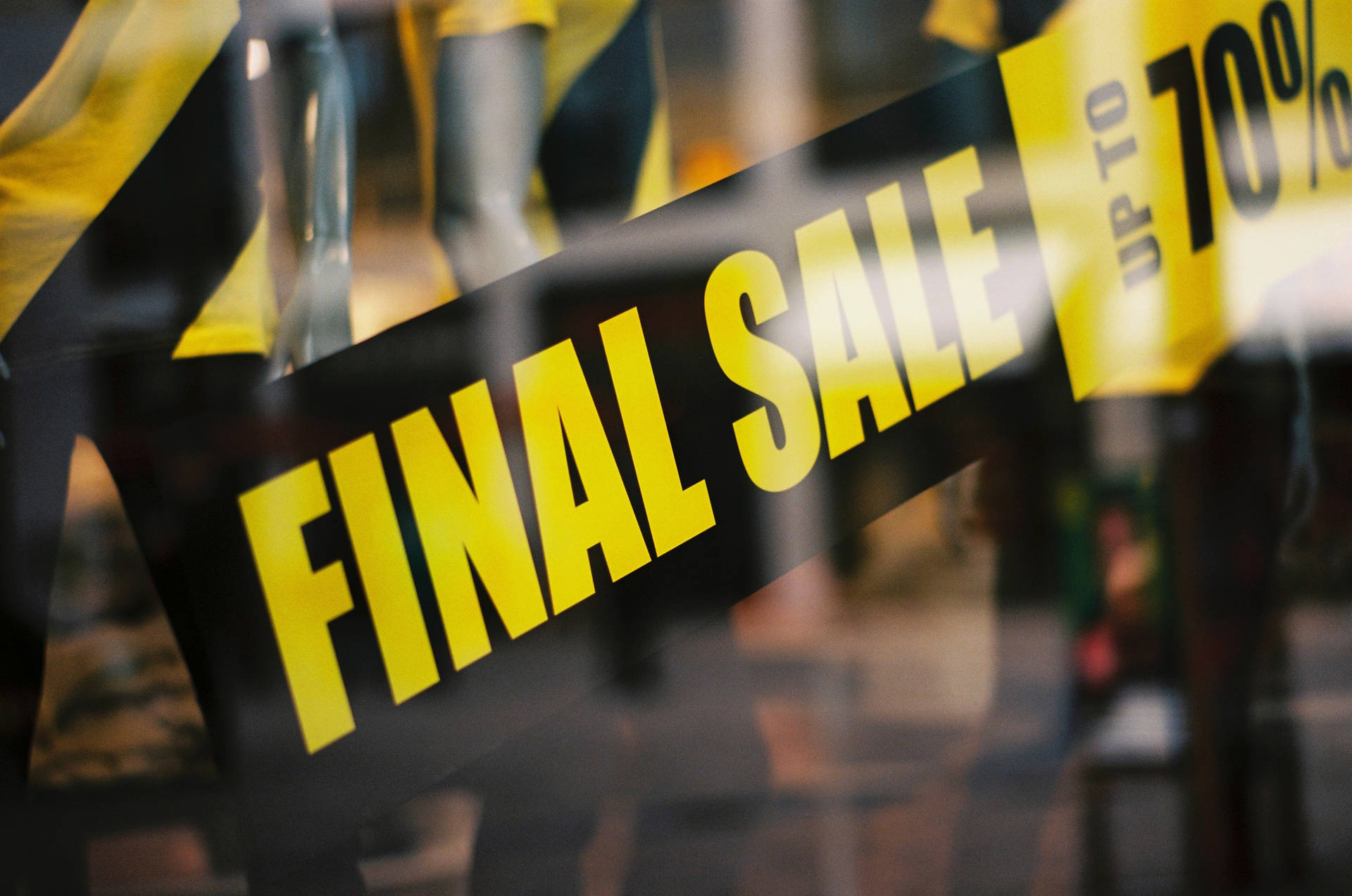 Final Sale Signage At A Retail Store Wallpaper