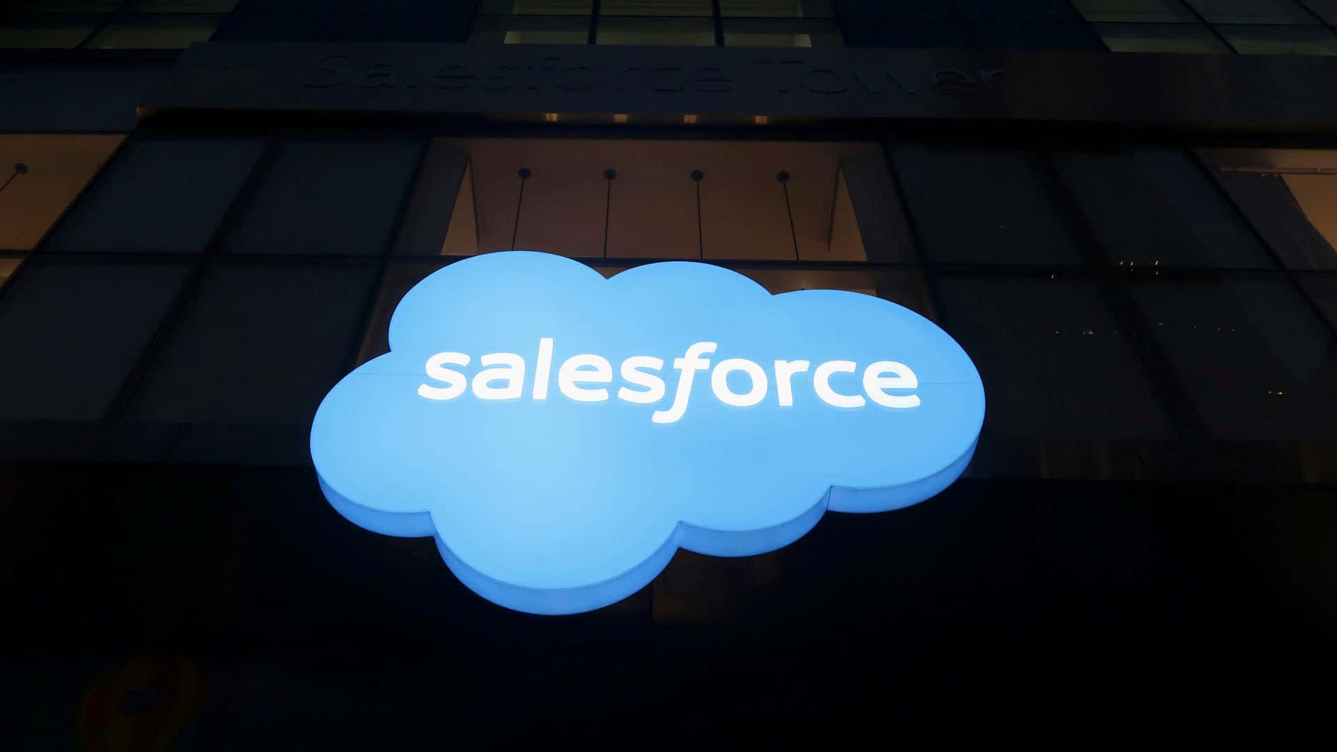 Salesforce logo tændt udenfor et bygning Wallpaper