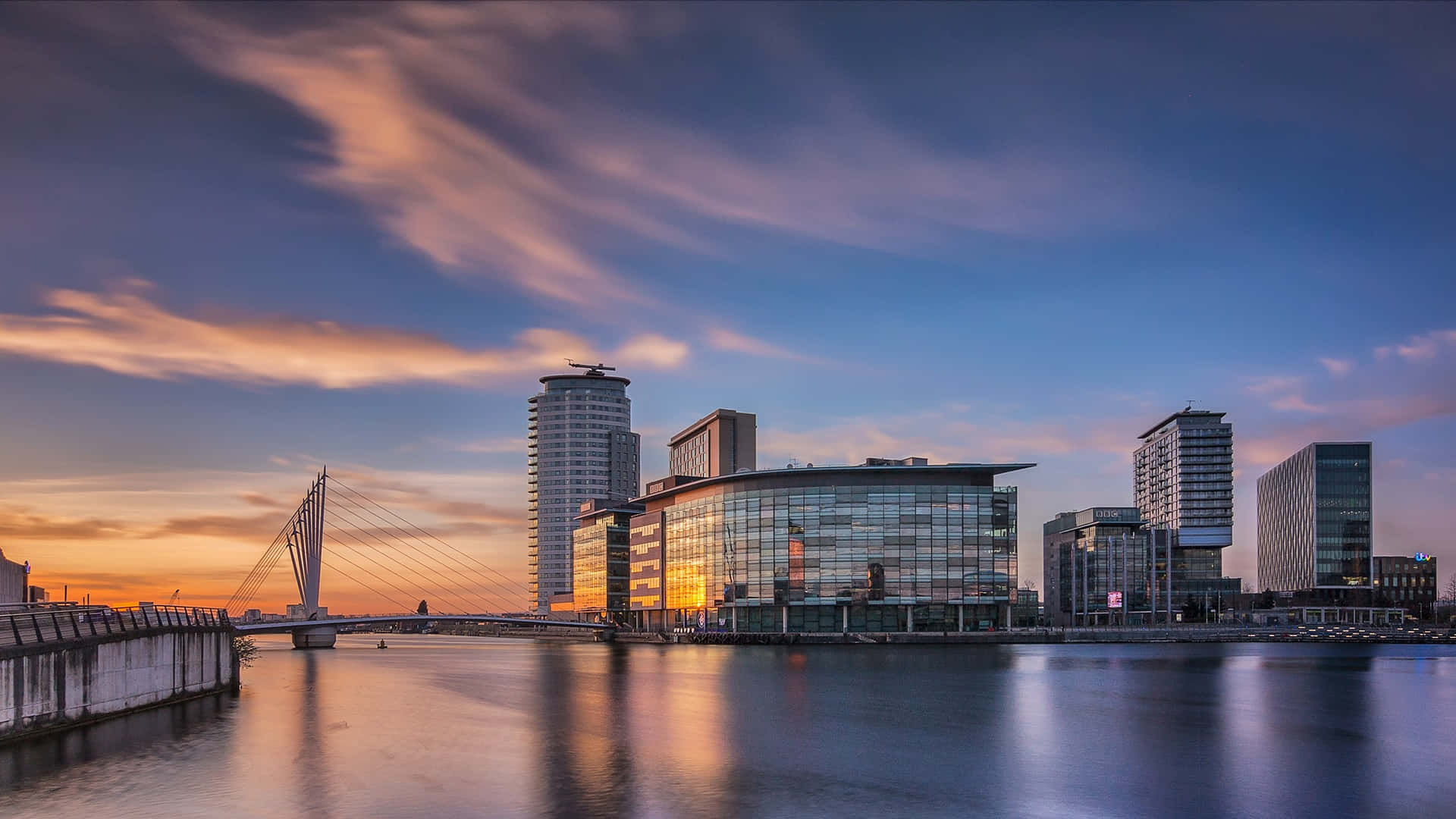 Coucher De Soleil Sur La Ligne D'horizon De Salford Quays Fond d'écran