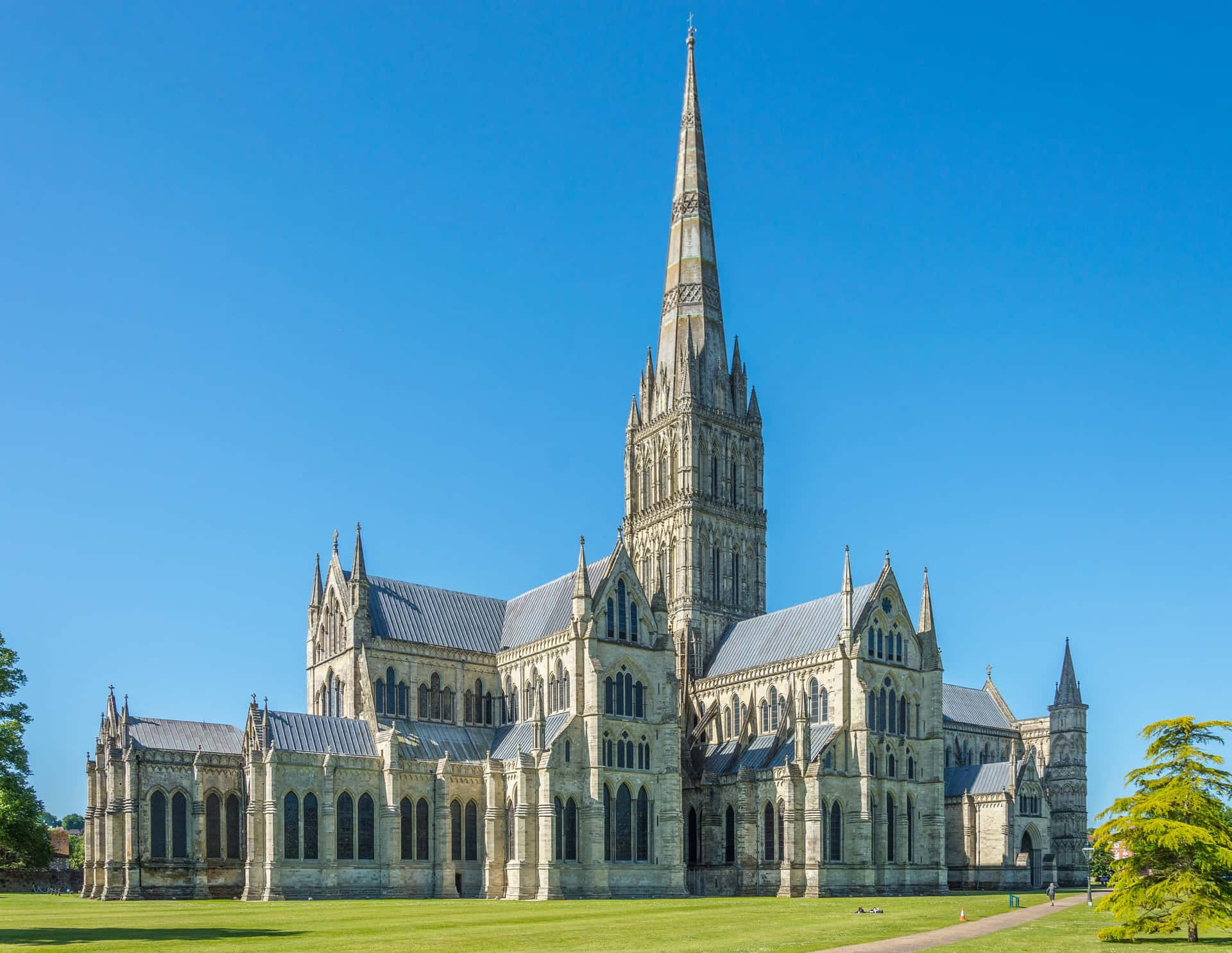 Salisbury Cathedral Exterior Sunny Day Wallpaper