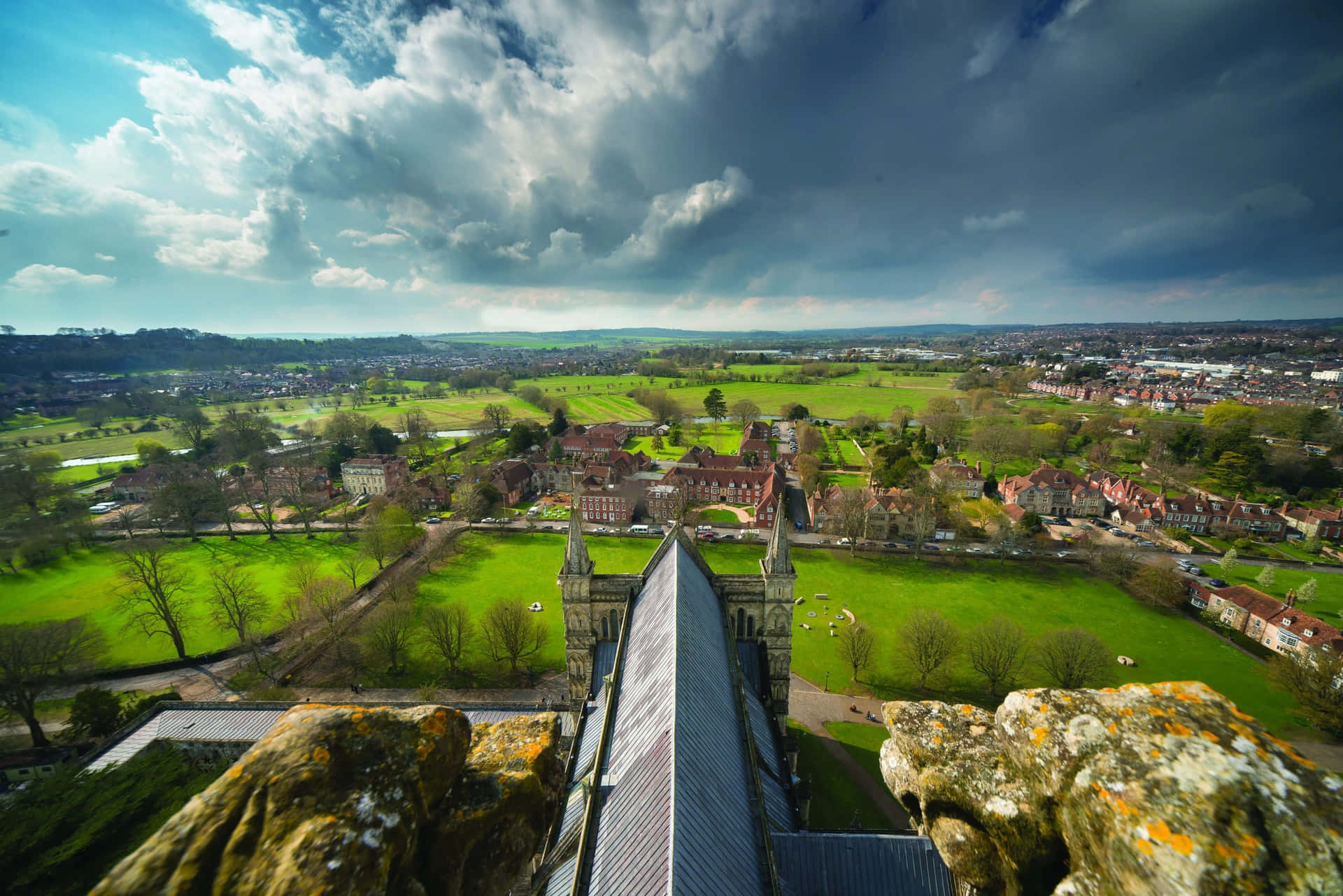 Pemandangan Katedral Salisbury Di Atas Lanskap Kota Wallpaper