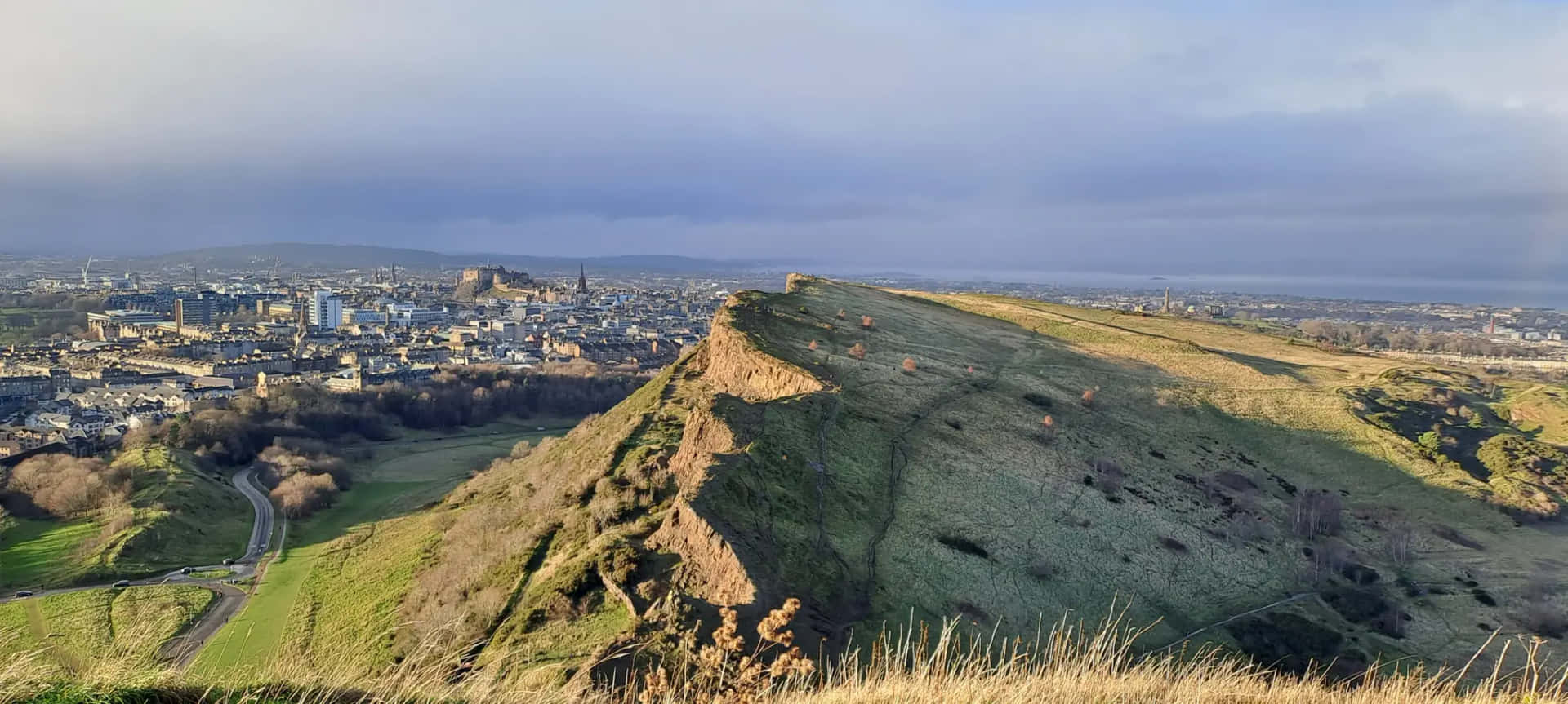 Salisbury_ Crags_ Overlooking_ Edinburgh Wallpaper