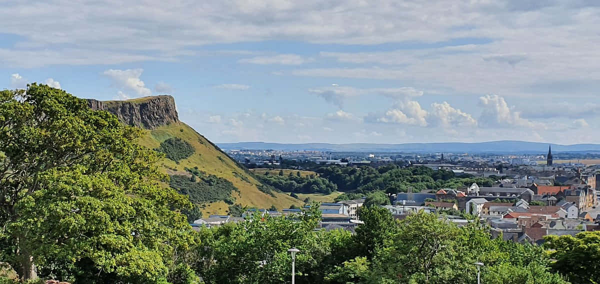 Salisbury_ Crags_ Overlooking_ Edinburgh Wallpaper