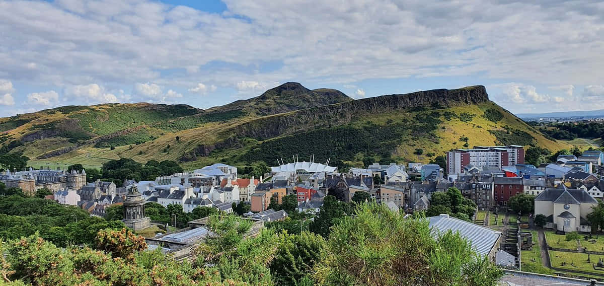 Salisbury Crags Overlooking Edinburgh Wallpaper