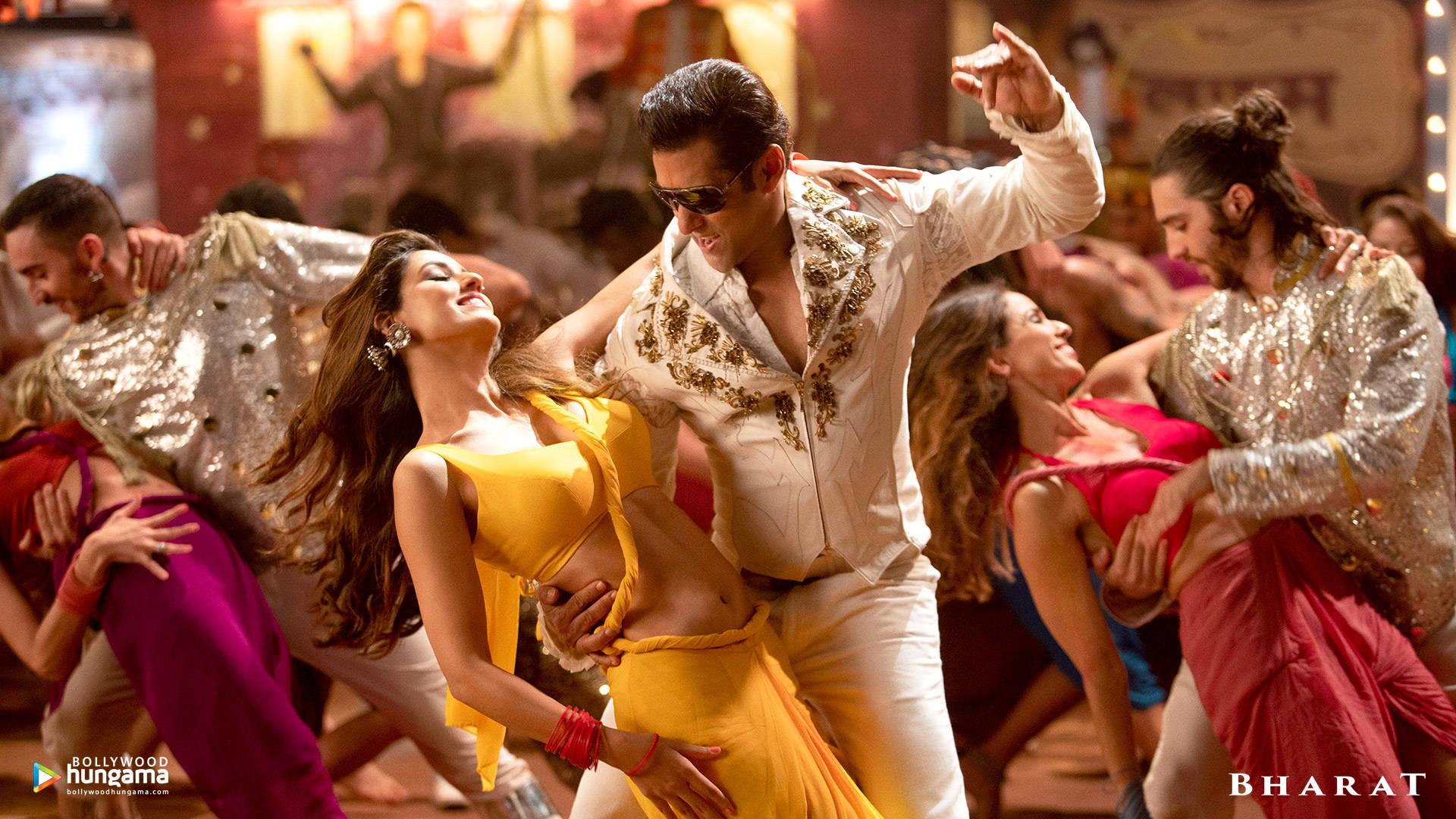 Salman Khan Dancing With Bharat Film Fans Wallpaper