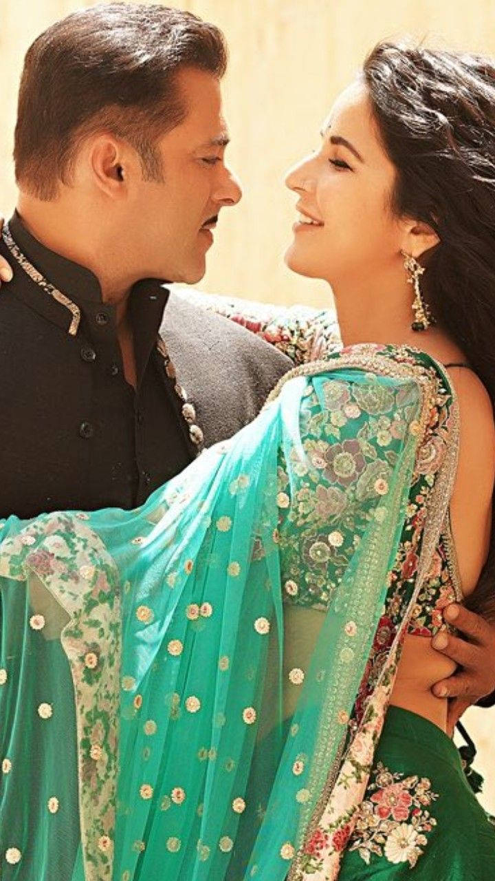 Salman Khan Hugging Katrina Kaif In Indian Clothing Hd