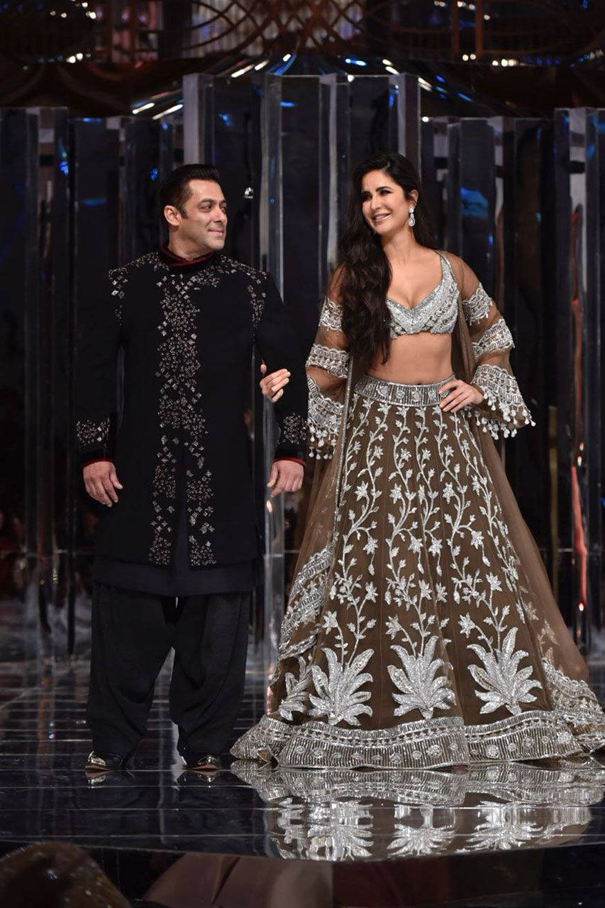 Download Salman Khan Katrina Kaif Smiling In Indian Clothing Hd Wallpaper |  