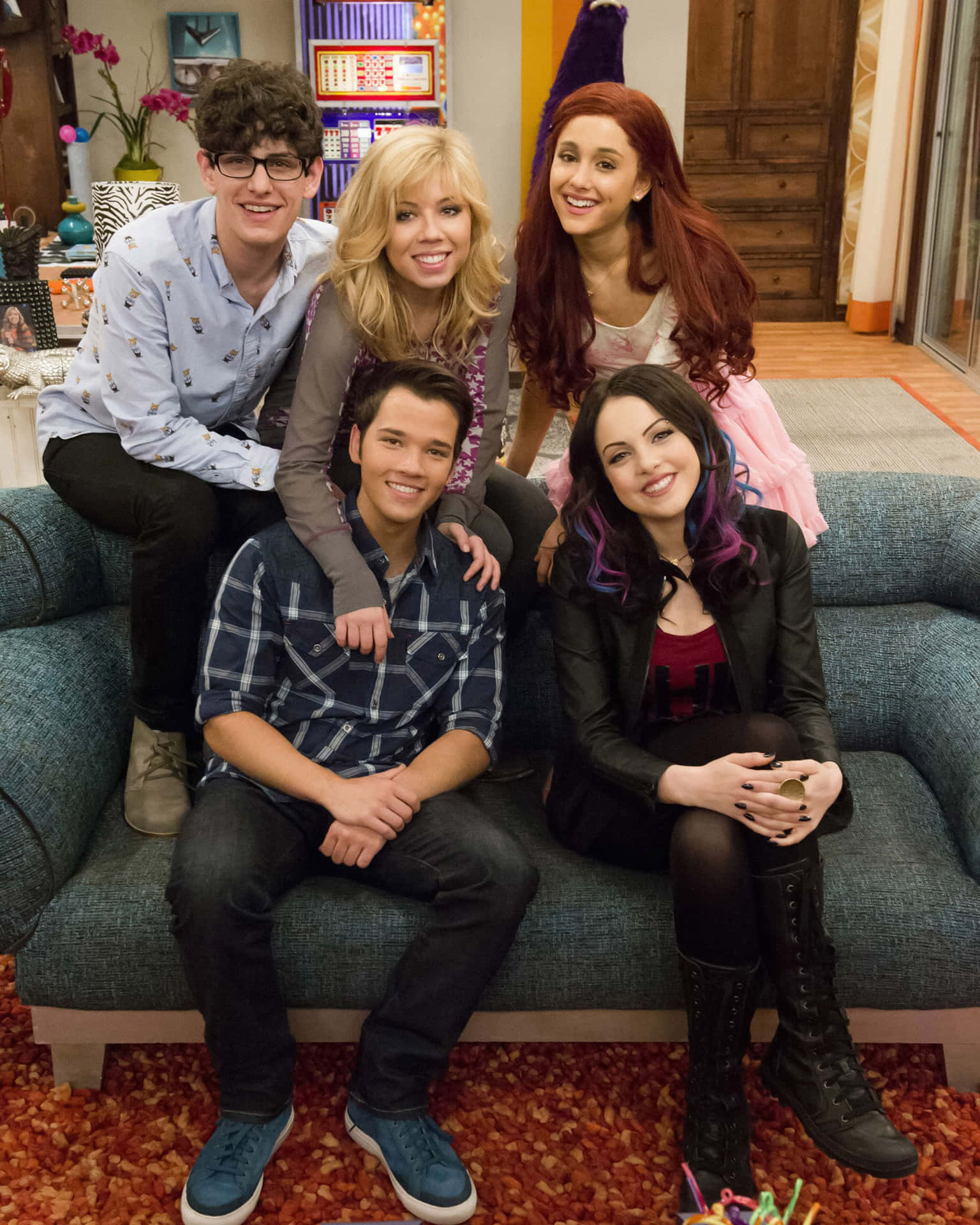 Sam And Cat Sitting On Couch Wallpaper