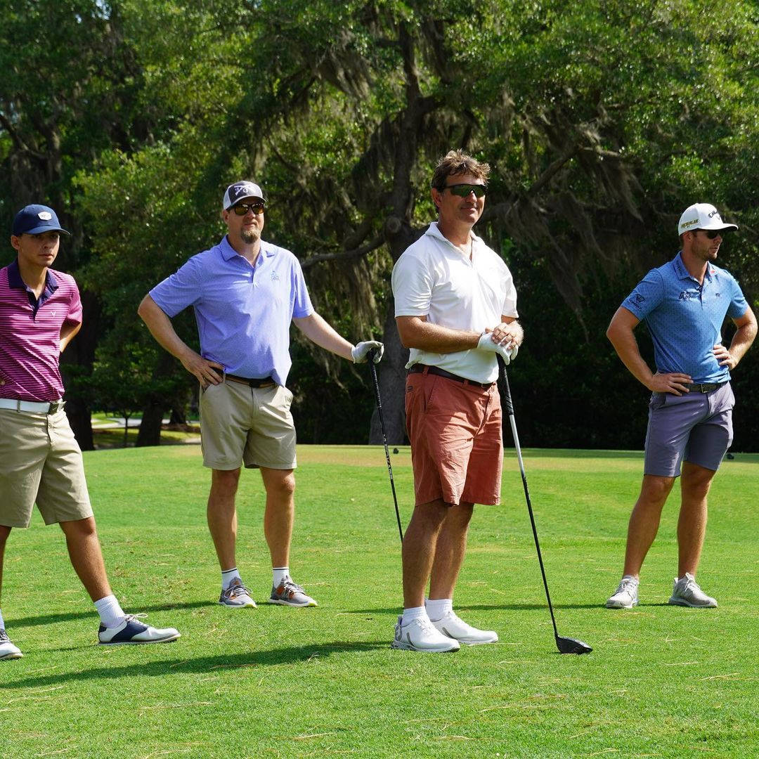 Samburns Mit Anderen Golfspielern Wallpaper
