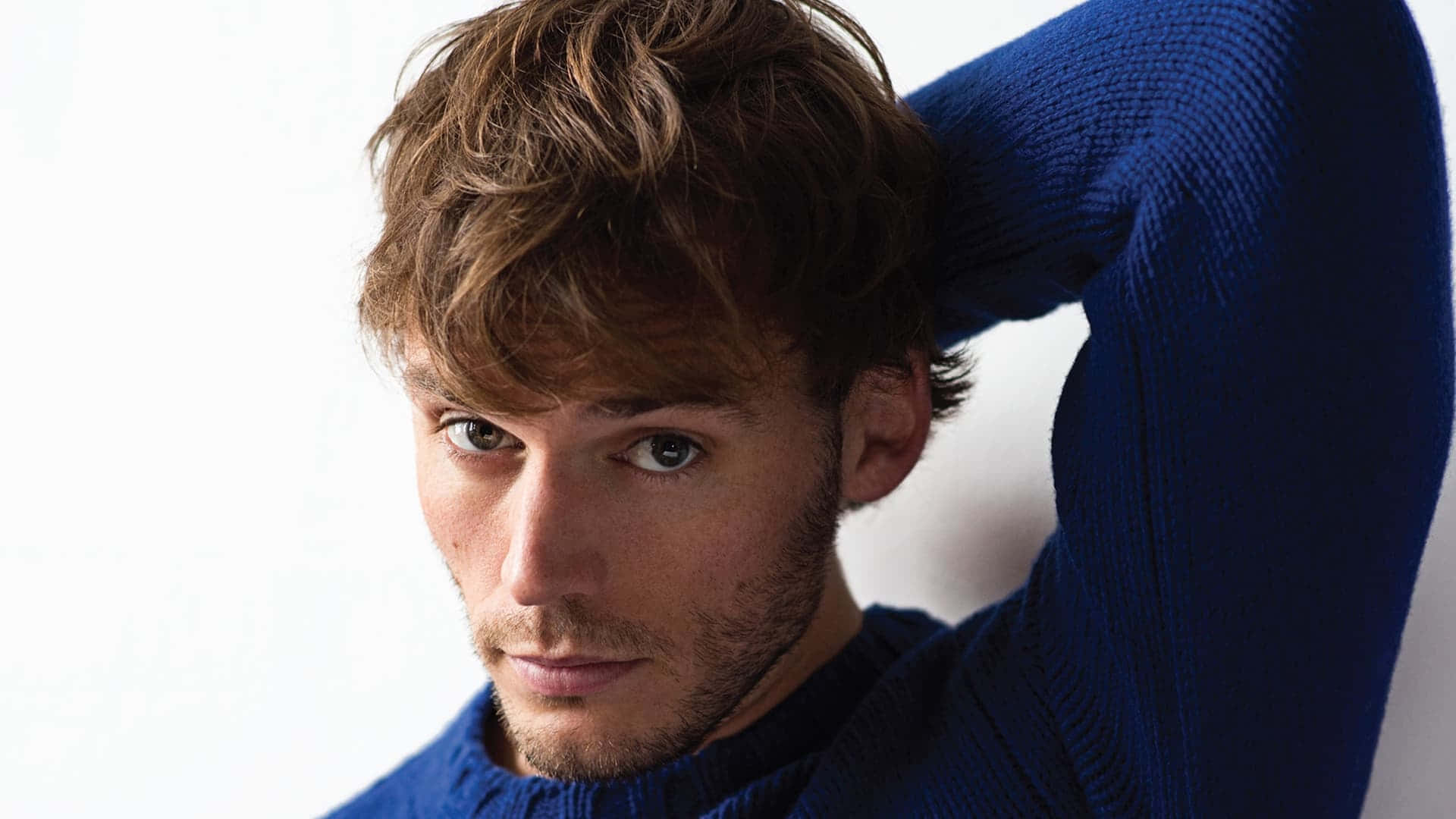 Sam Claflin Ser Tankefull Ut I En Uformell Fotoshoot Bakgrunnsbildet