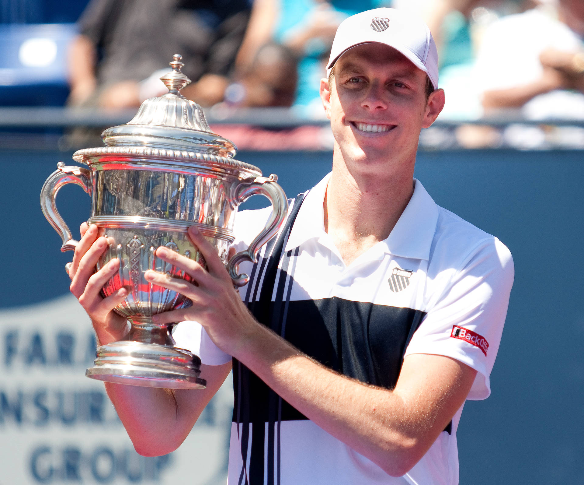 Samquerrey Com Troféu - This Would Be A Suitable Caption For A Computer Or Mobile Wallpaper Featuring A Photo Of Tennis Player Sam Querrey With A Trophy. Papel de Parede