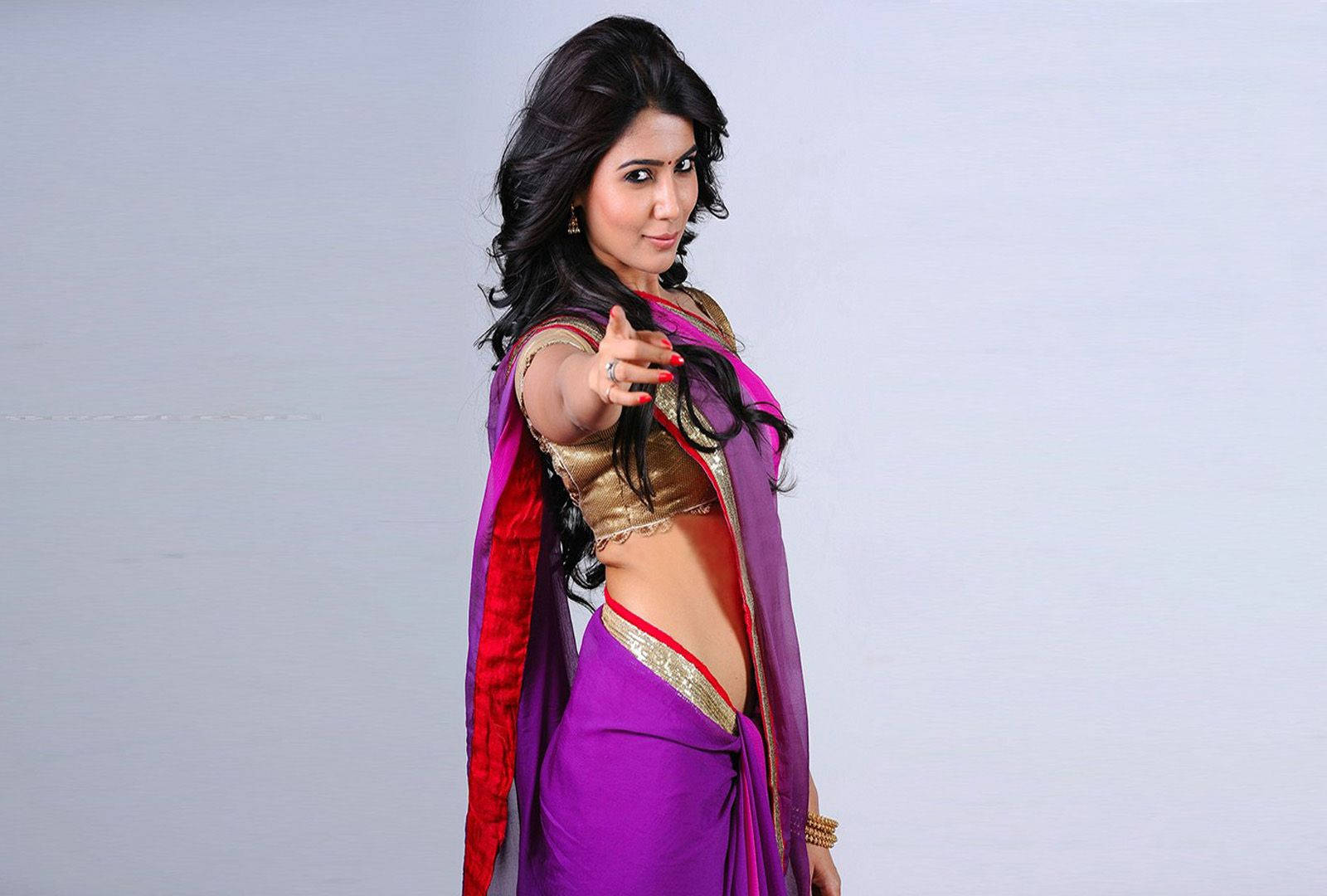 Samantha In Purple Saree Pointing Wallpaper