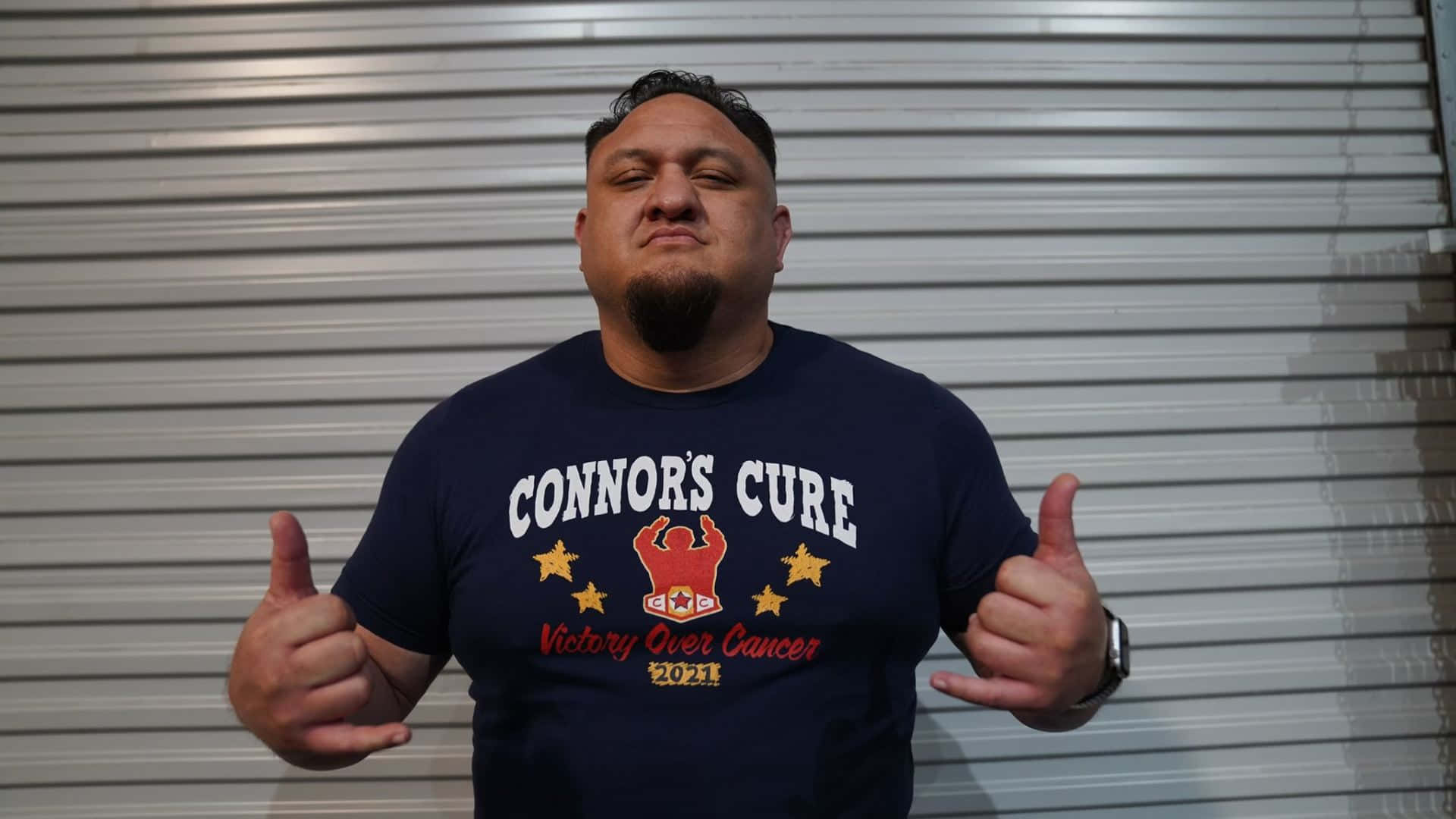 Samoajoe Posiert Mit Seinem Merchandise-shirt Wallpaper