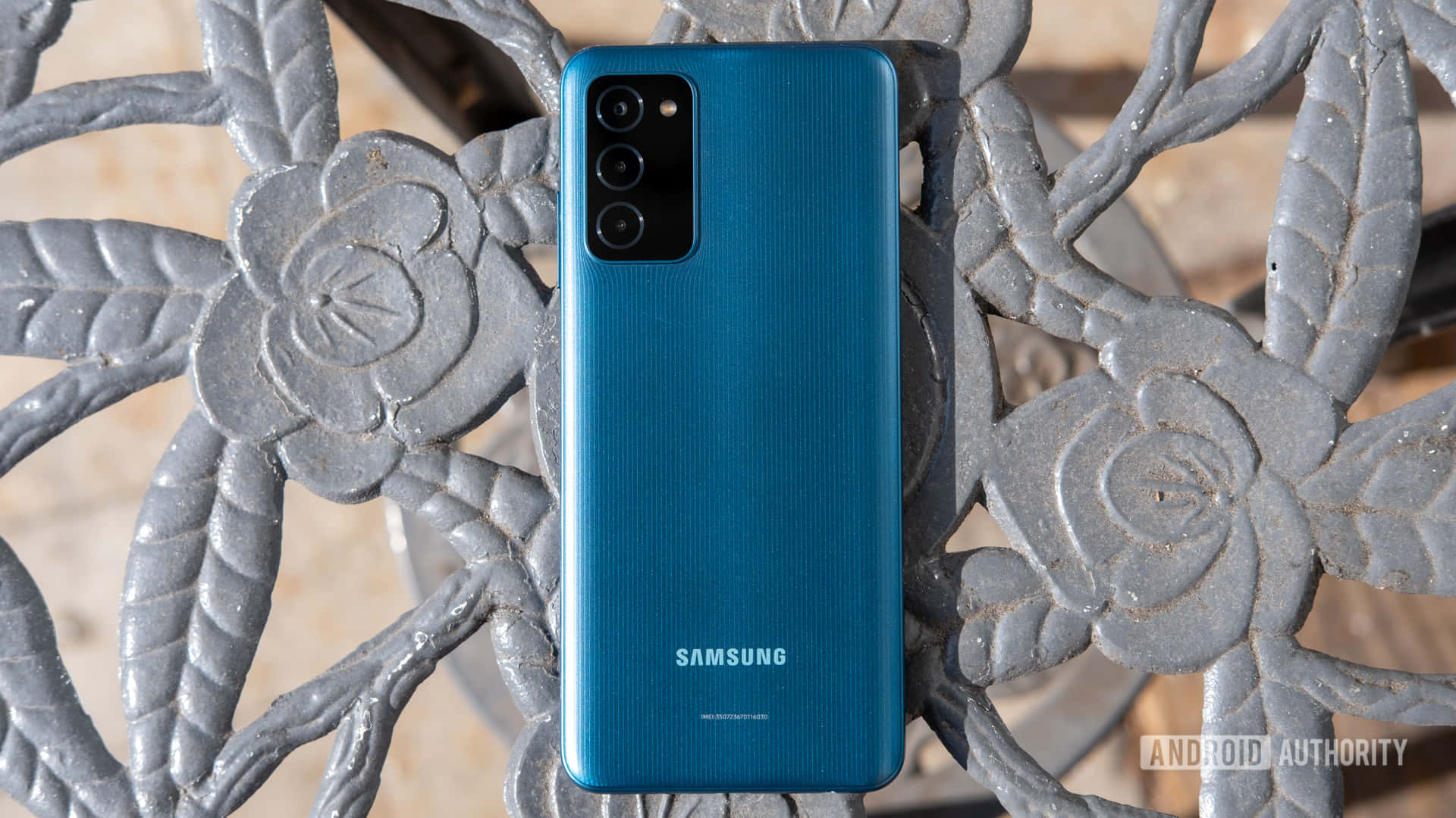 Samsung Galaxy S21 Ultra er prydet med en luksuriøs blå tapet.
