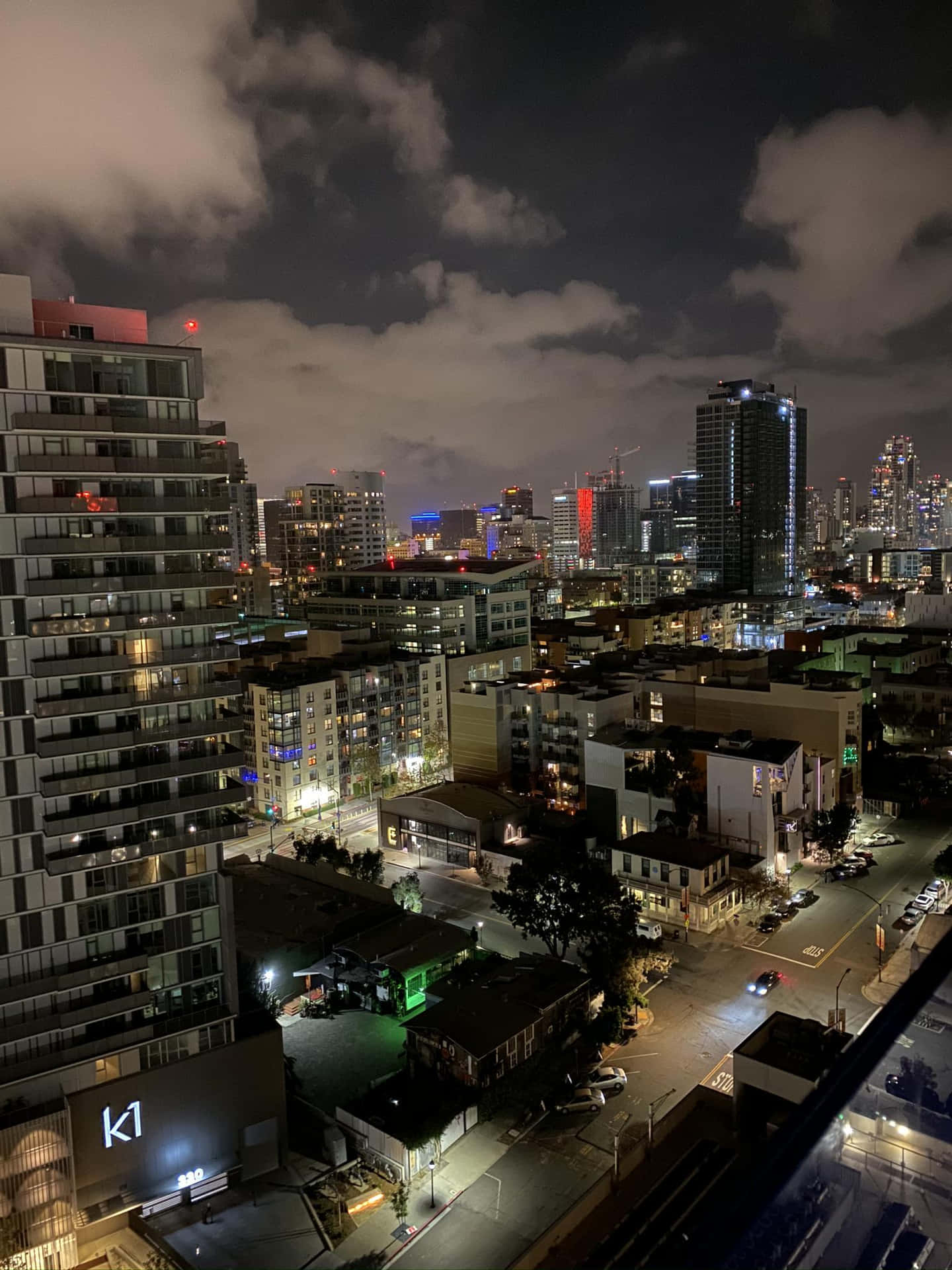 Et udsigt til byen om natten fra en lejlighedsaltan. Wallpaper