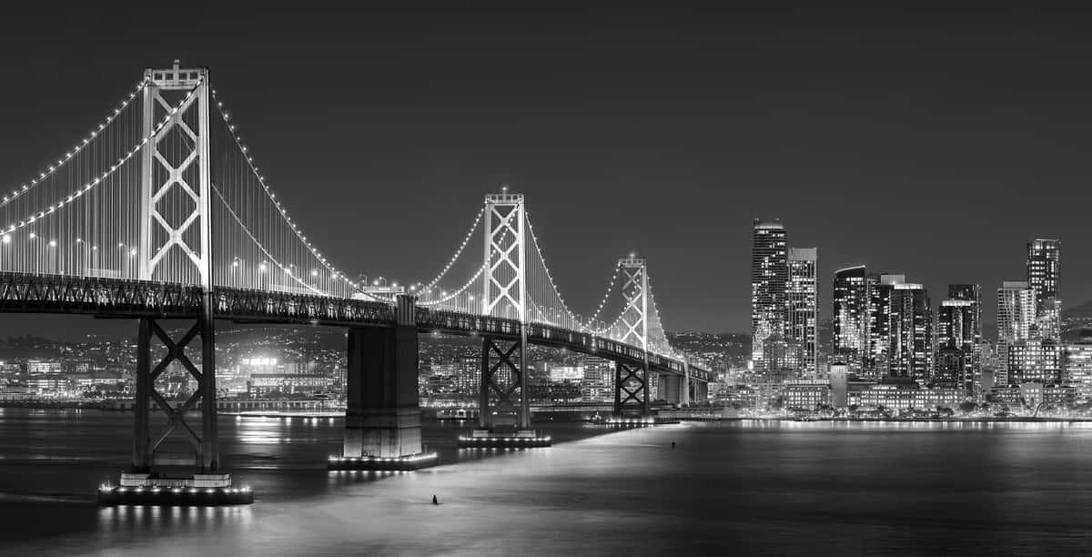 Iconic San Francisco skyline in striking black and white Wallpaper