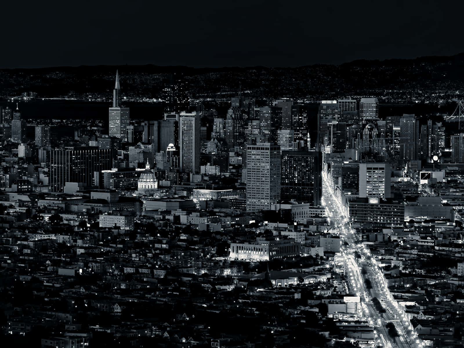 San Francisco skyline in dramatic black and white Wallpaper
