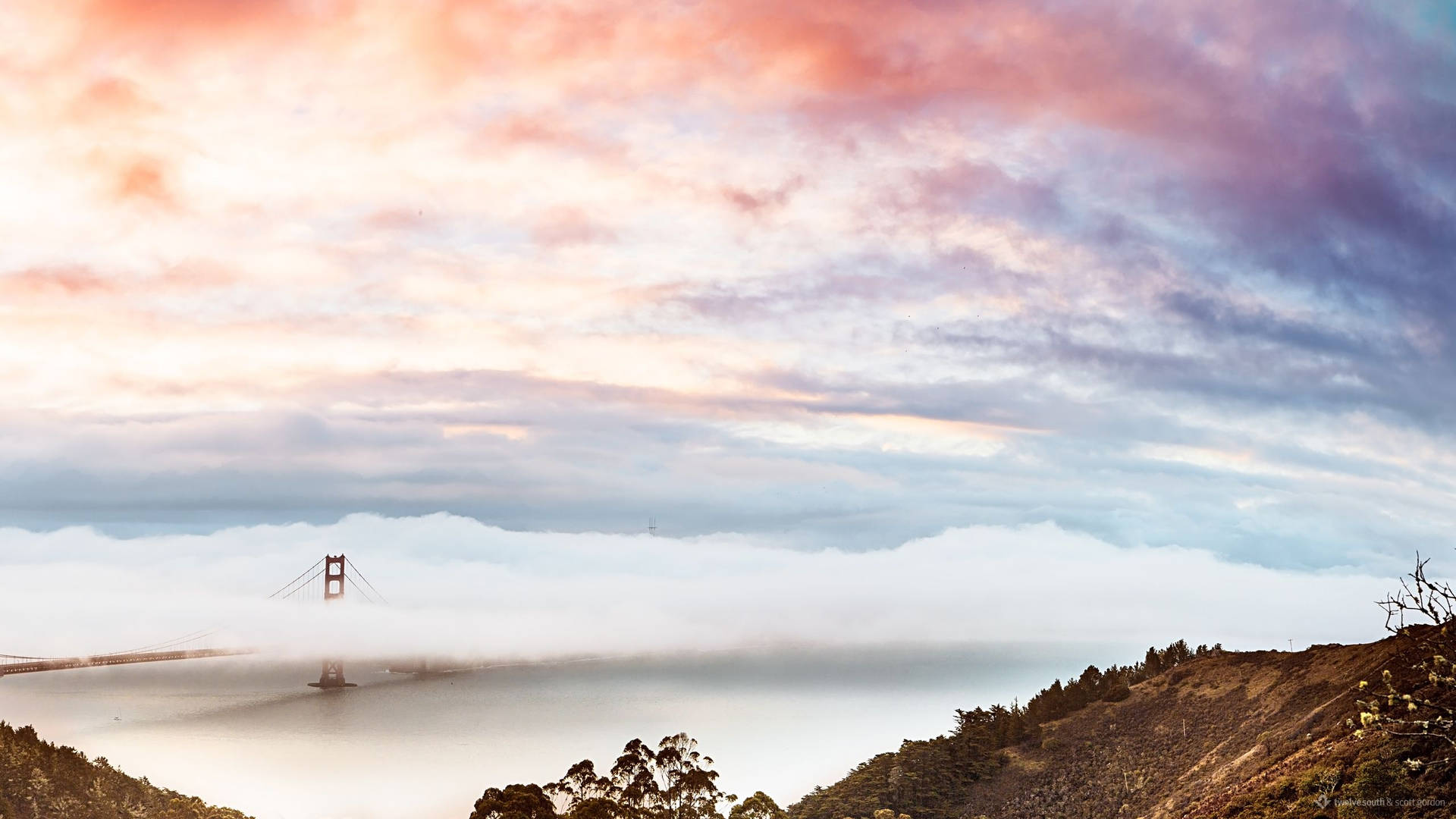 San Francisco’s Golden Gate Bridge lit up at night – a perfect accompaniment to your new Macbook. Wallpaper