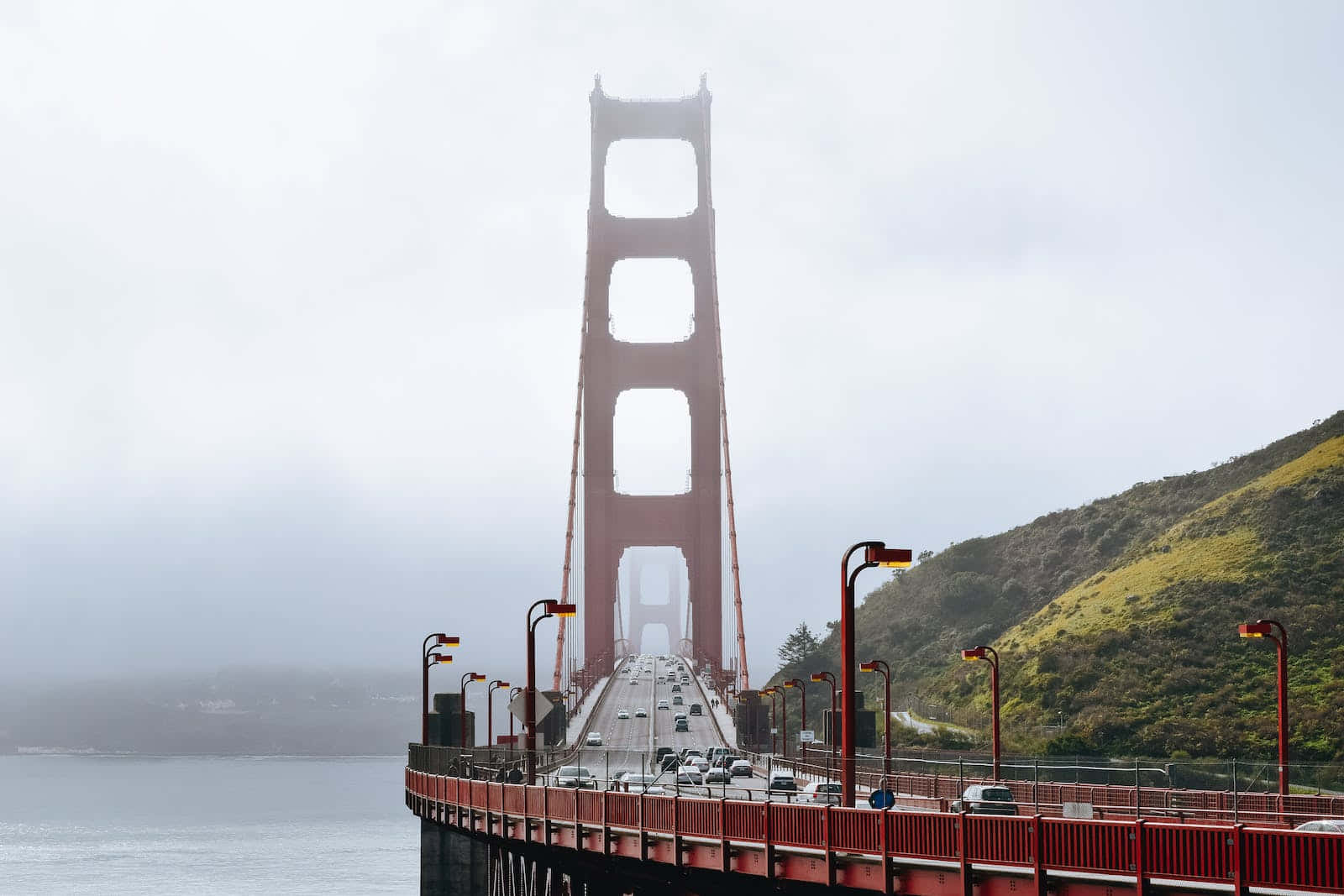 Iconic fogen fra San Francisco ruller over Bay Bridge. Wallpaper