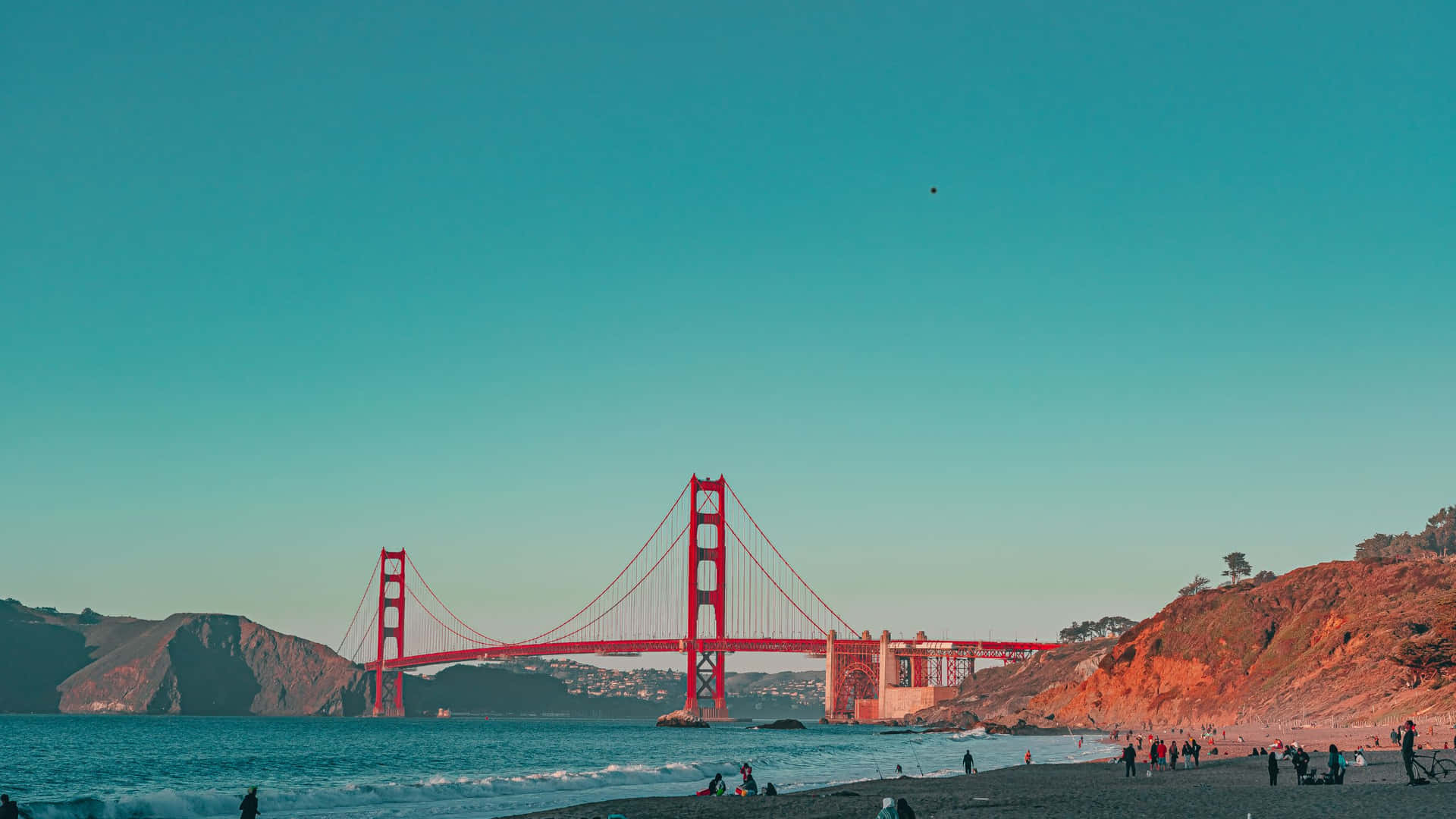 Unaspiaggia Con Il Ponte Golden Gate Sfondo
