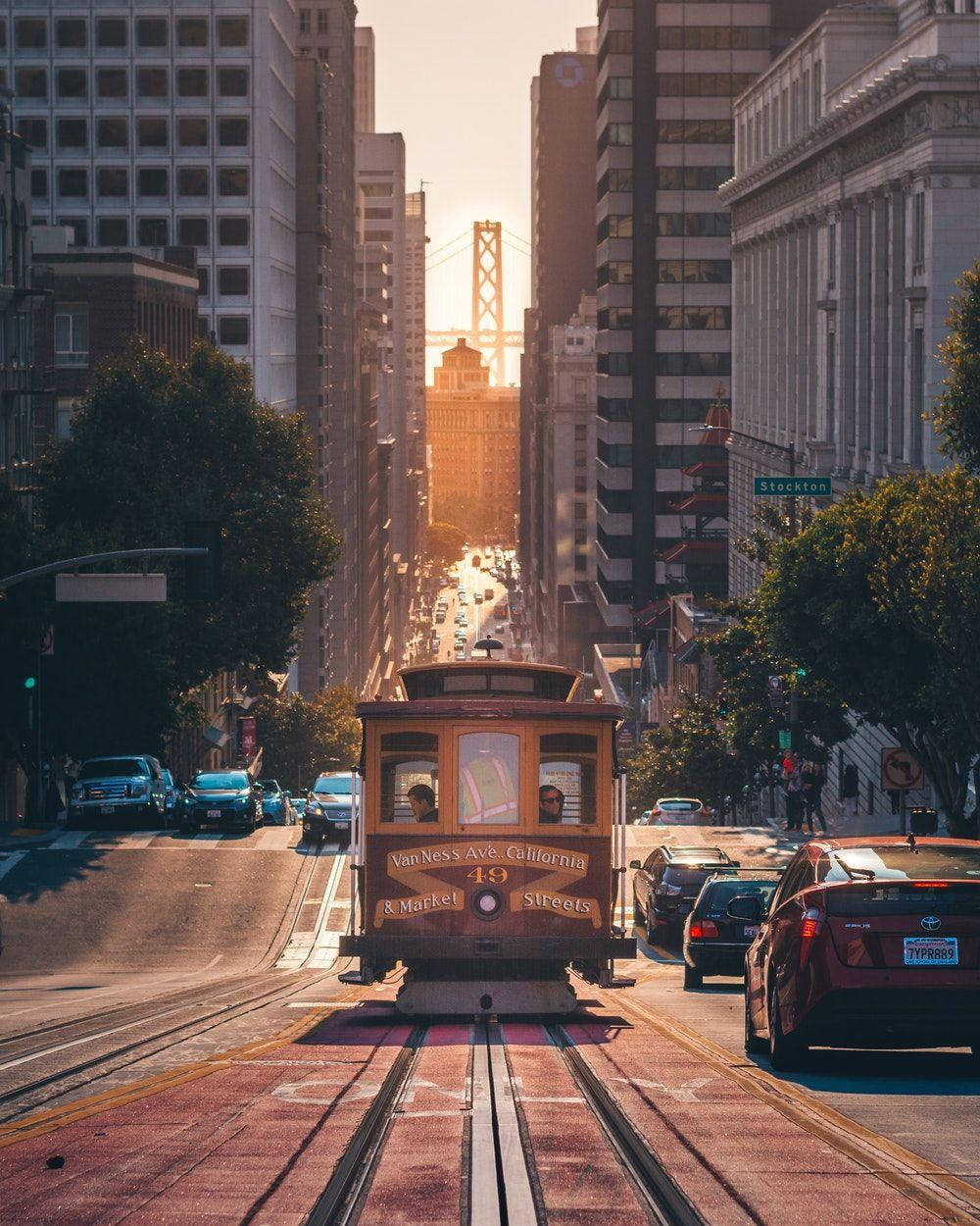 Teléfonode San Francisco Con El Famoso Cable Car Fondo de pantalla