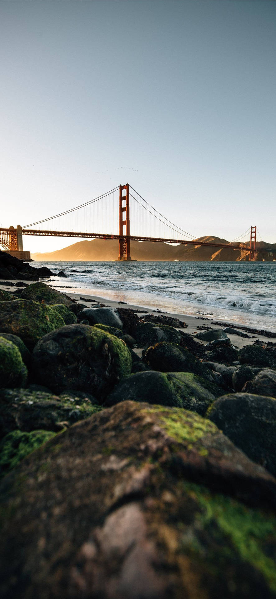 Teléfonode San Francisco Con El Puente Golden Gate Y Rocas. Fondo de pantalla
