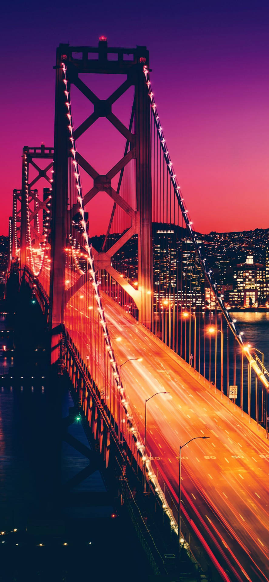 Fundode Tela Para Celular De São Francisco Com A Ponte Golden Gate Fotografada À Noite E Com As Luzes Acesas. Papel de Parede
