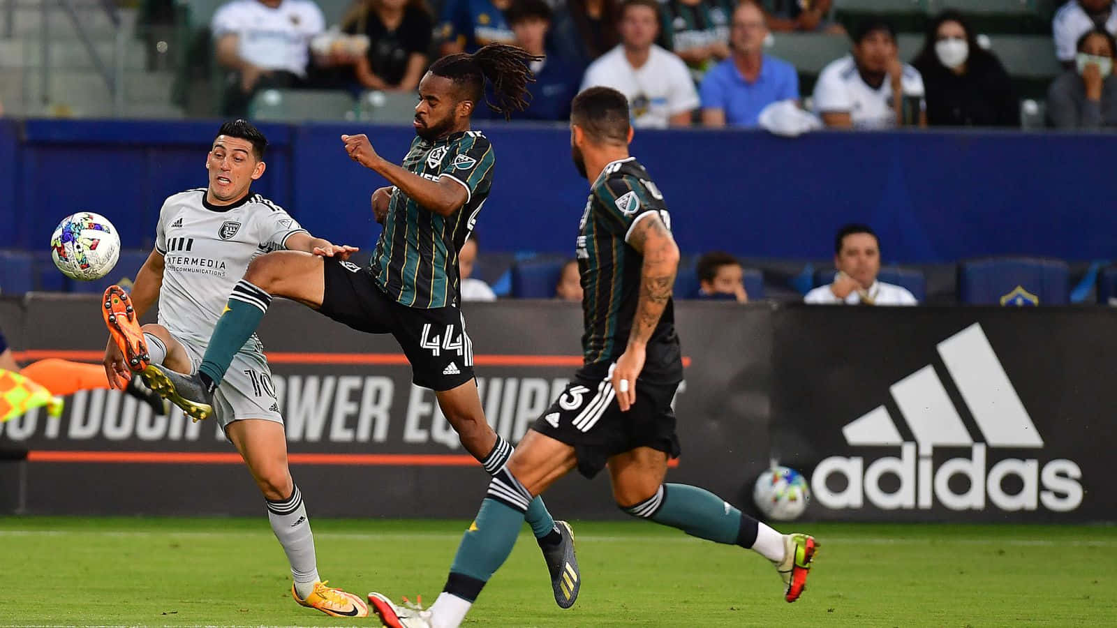 Sanjose Earthquakes Mittelfeldspieler Cristian Espinoza Gegen La Galaxy Spieler Wallpaper