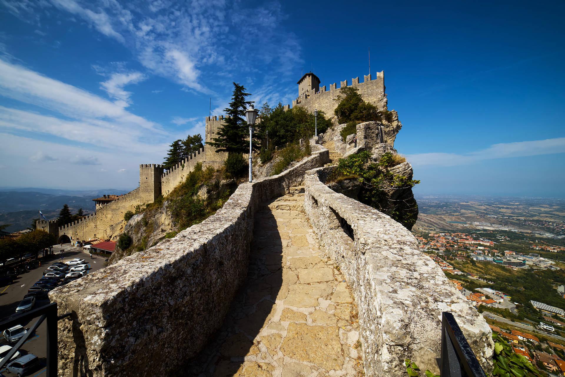San Marino Cesta Tower er et sanseligt sammensat maleri. Wallpaper