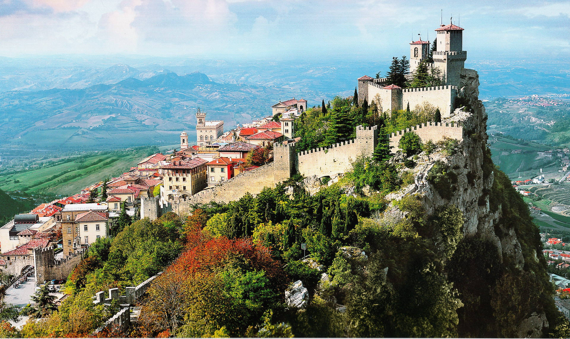 Vistaaérea De Las Tres Torres De San Marino Fondo de pantalla