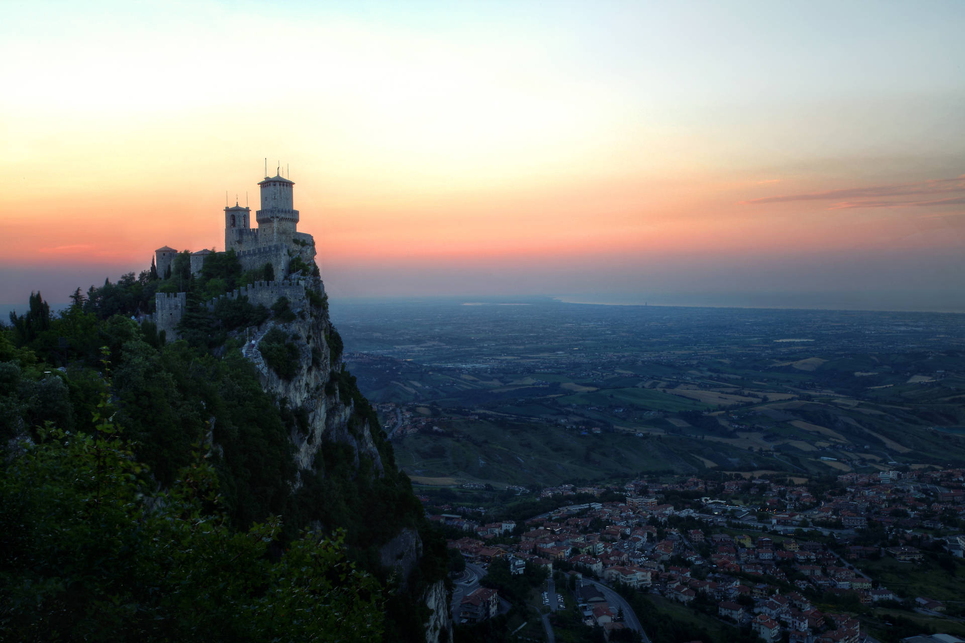 San Marino Three Towers Har Udsigt Wallpaper