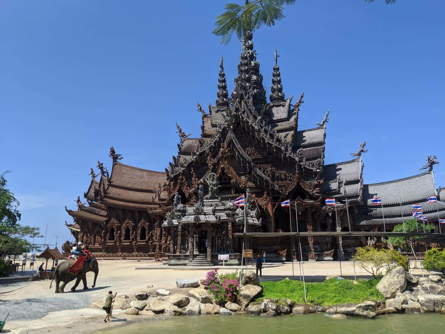 Santuariodella Verità Sotto Il Cielo Azzurro In Thailandia Sfondo