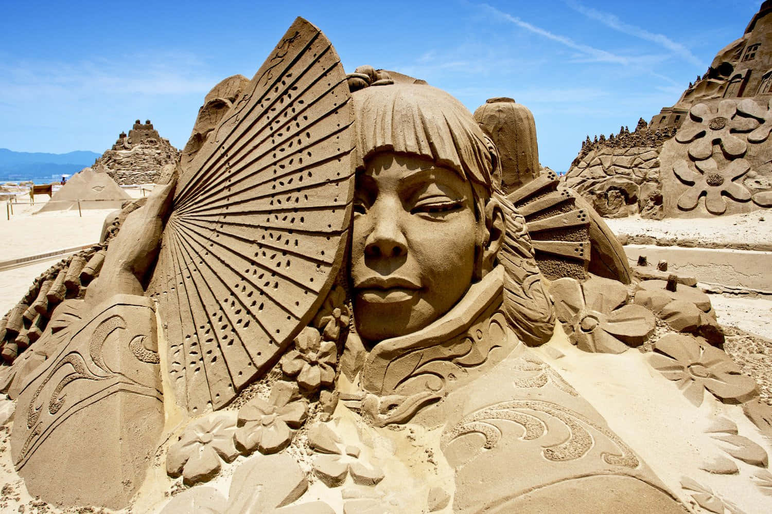 Enkvinna Är Sandsculptad På En Strand.