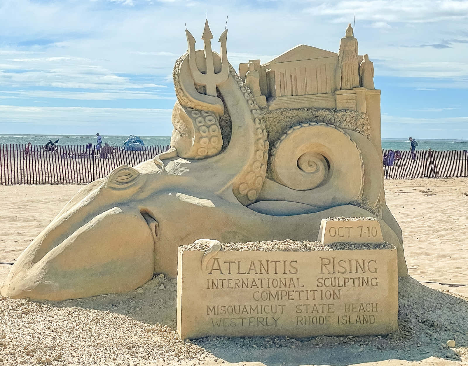 Sculturedi Sabbia Sulla Spiaggia Con Un Castello Di Sabbia