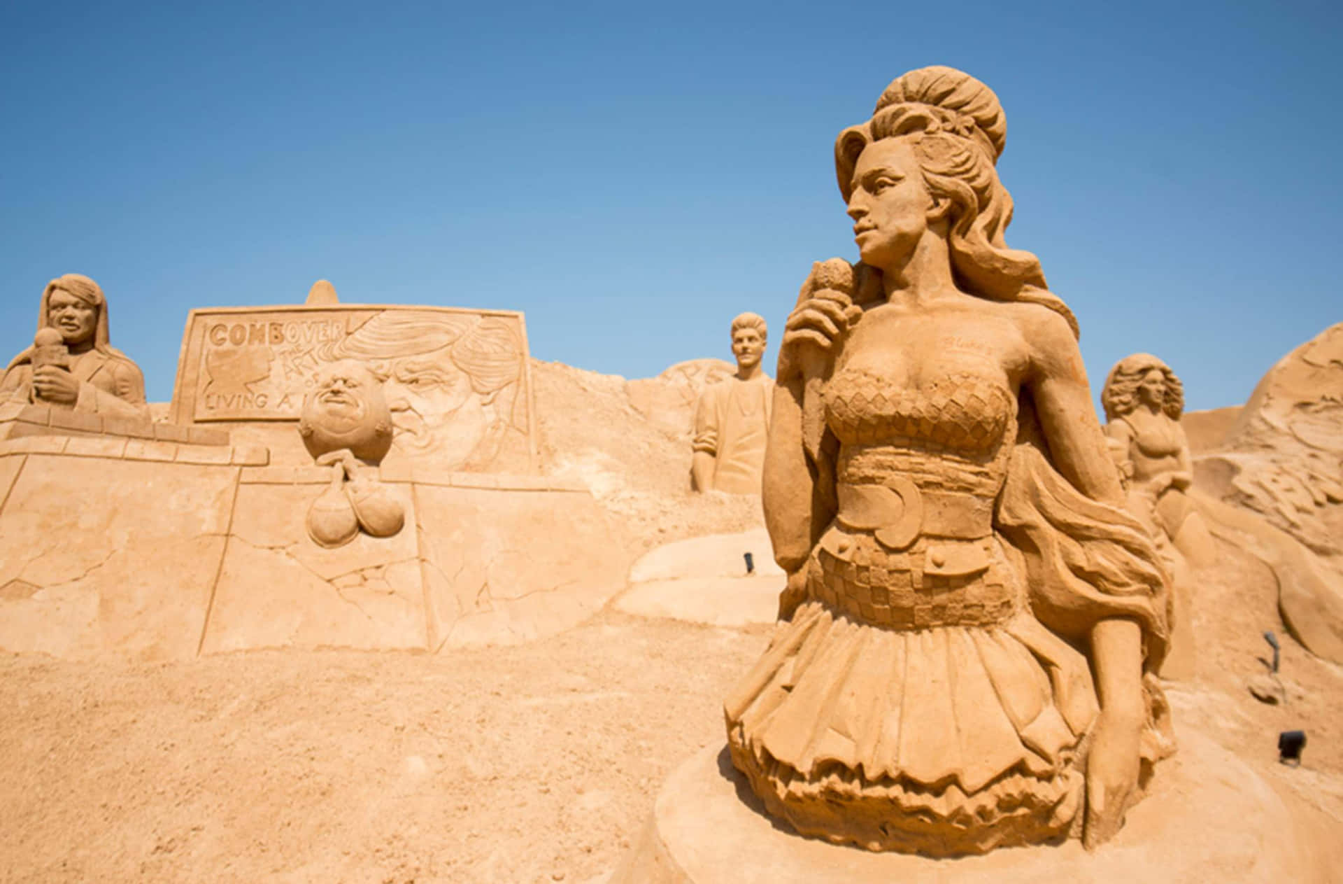 Sculturedi Sabbia Nel Deserto Con Una Donna In Abito