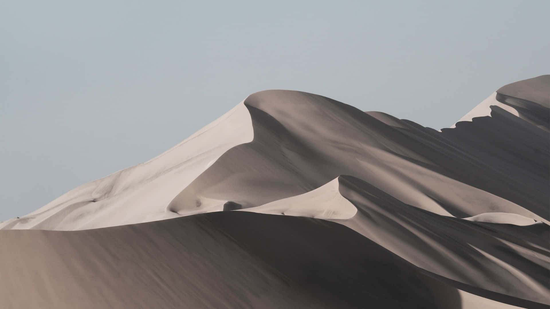 Majestic Sand Dunes in the Desert Wallpaper
